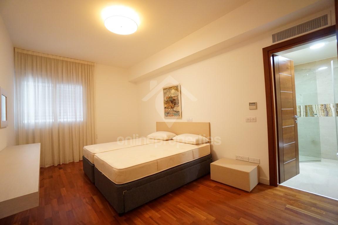 To change image, hover mouse over thumbnails below