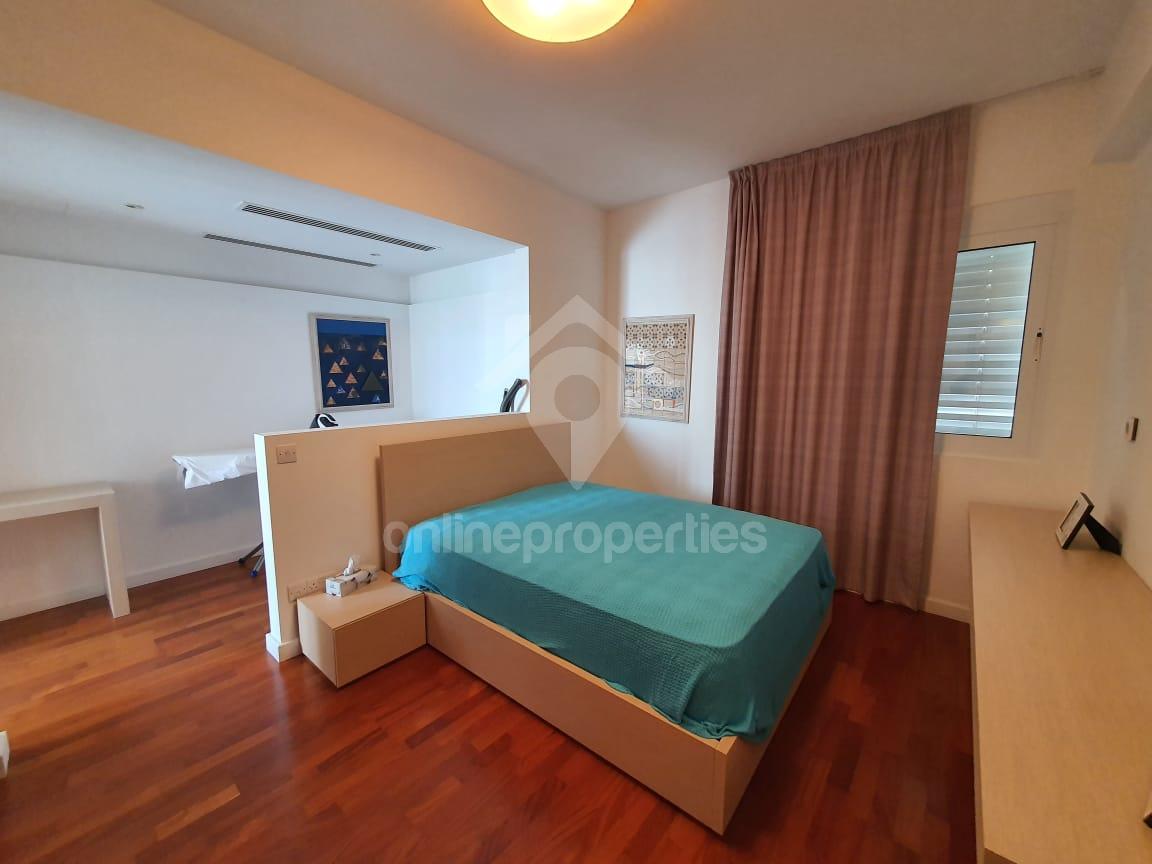 To change image, hover mouse over thumbnails below