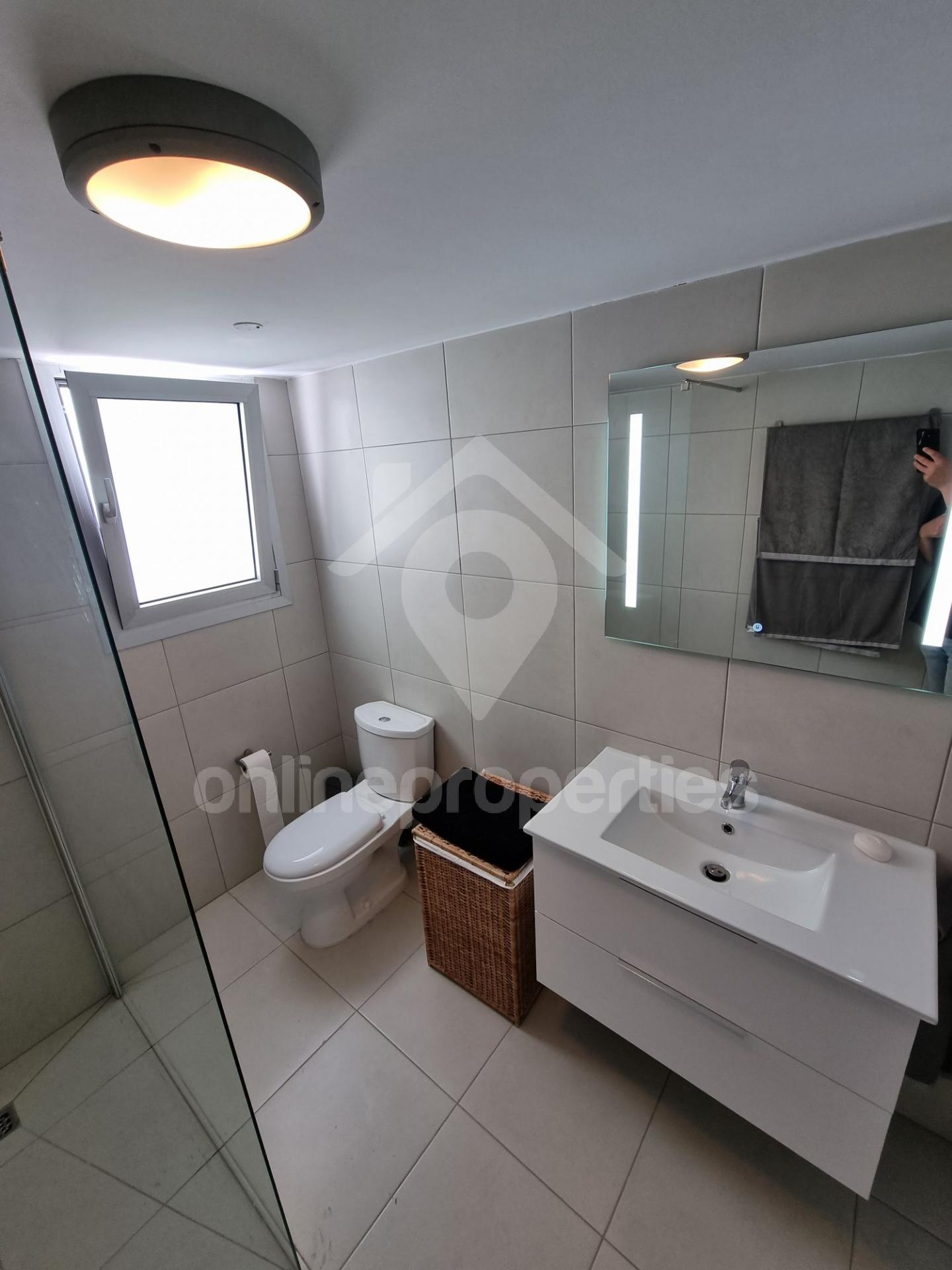 To change image, hover mouse over thumbnails below