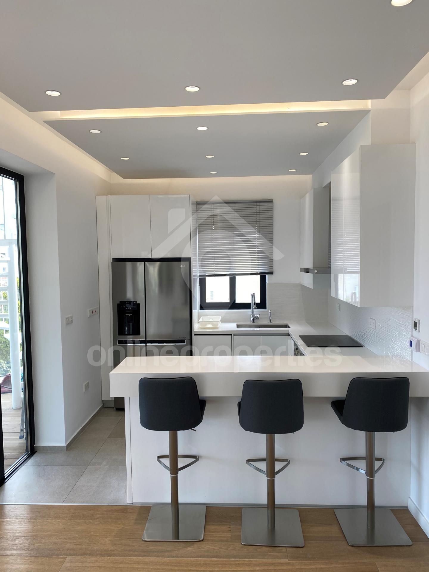 To change image, hover mouse over thumbnails below