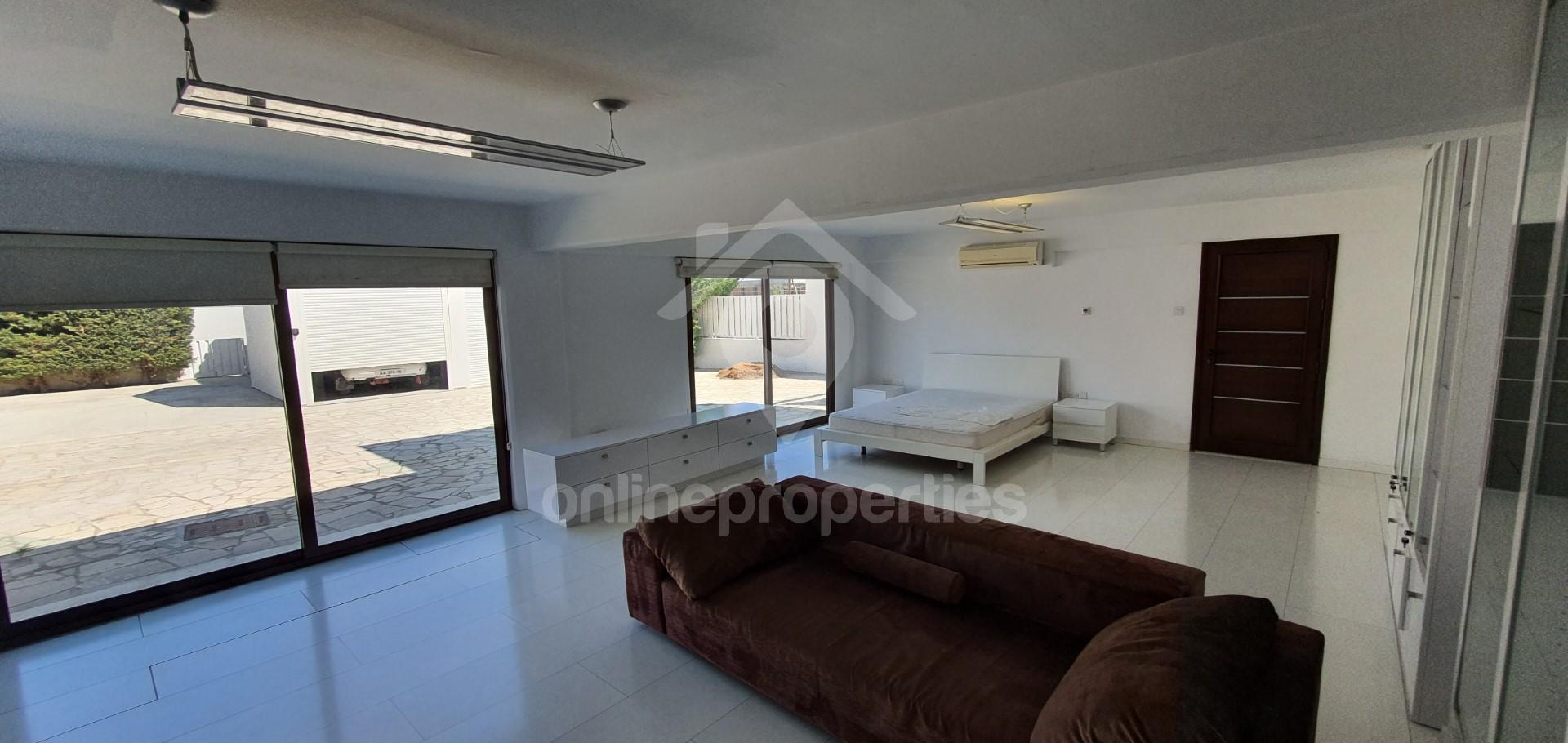 To change image, hover mouse over thumbnails below