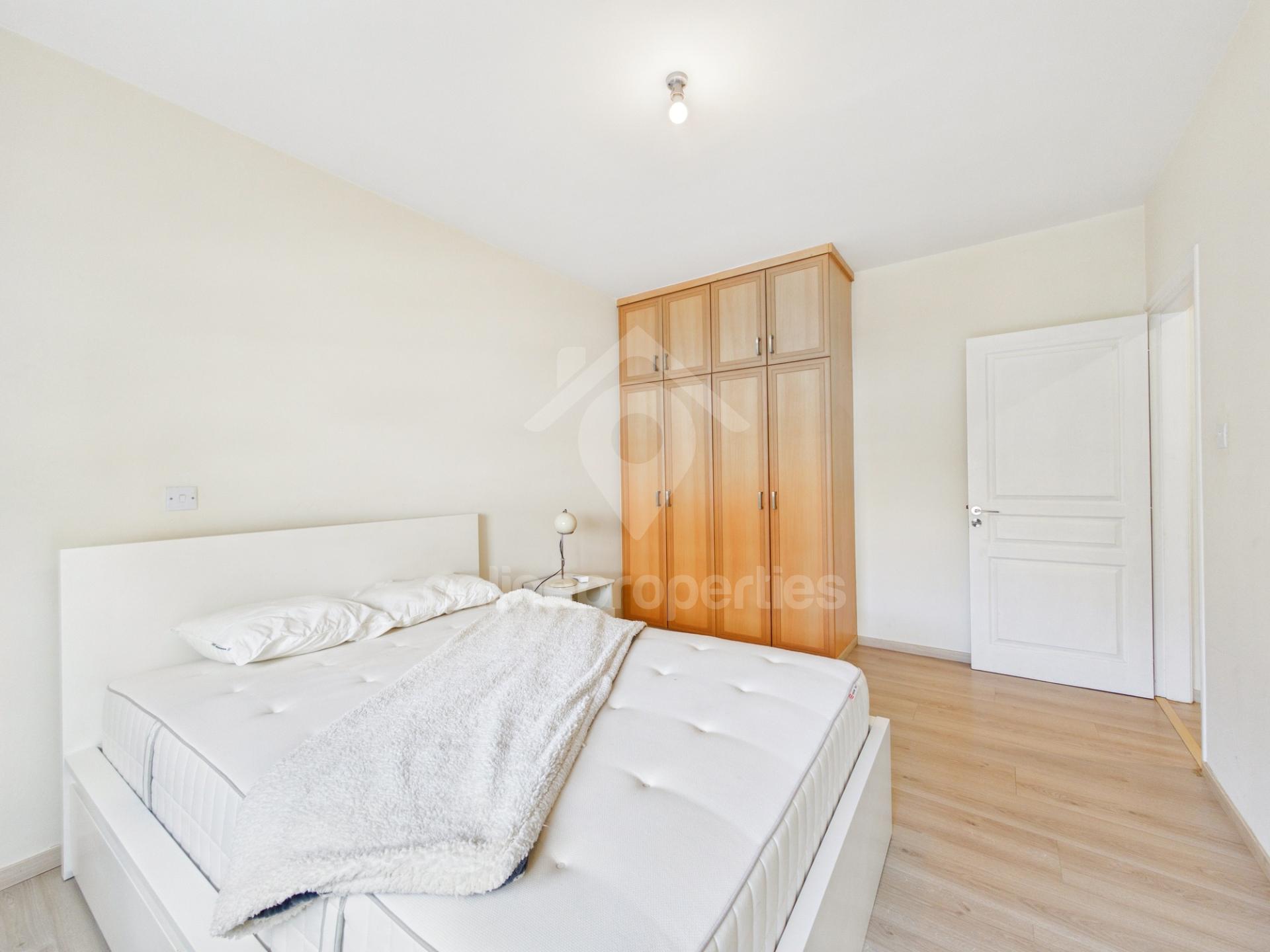 To change image, hover mouse over thumbnails below