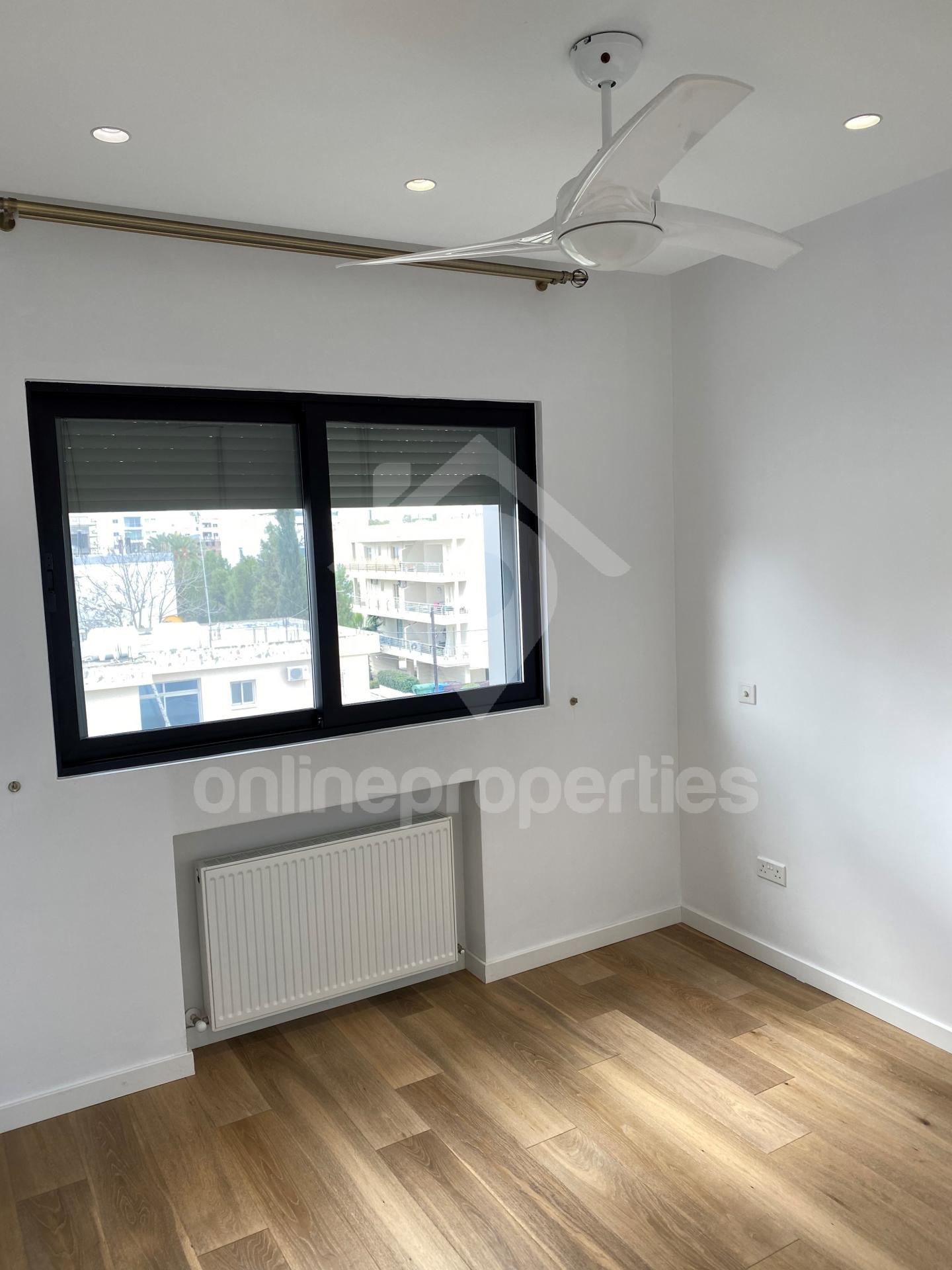 To change image, hover mouse over thumbnails below