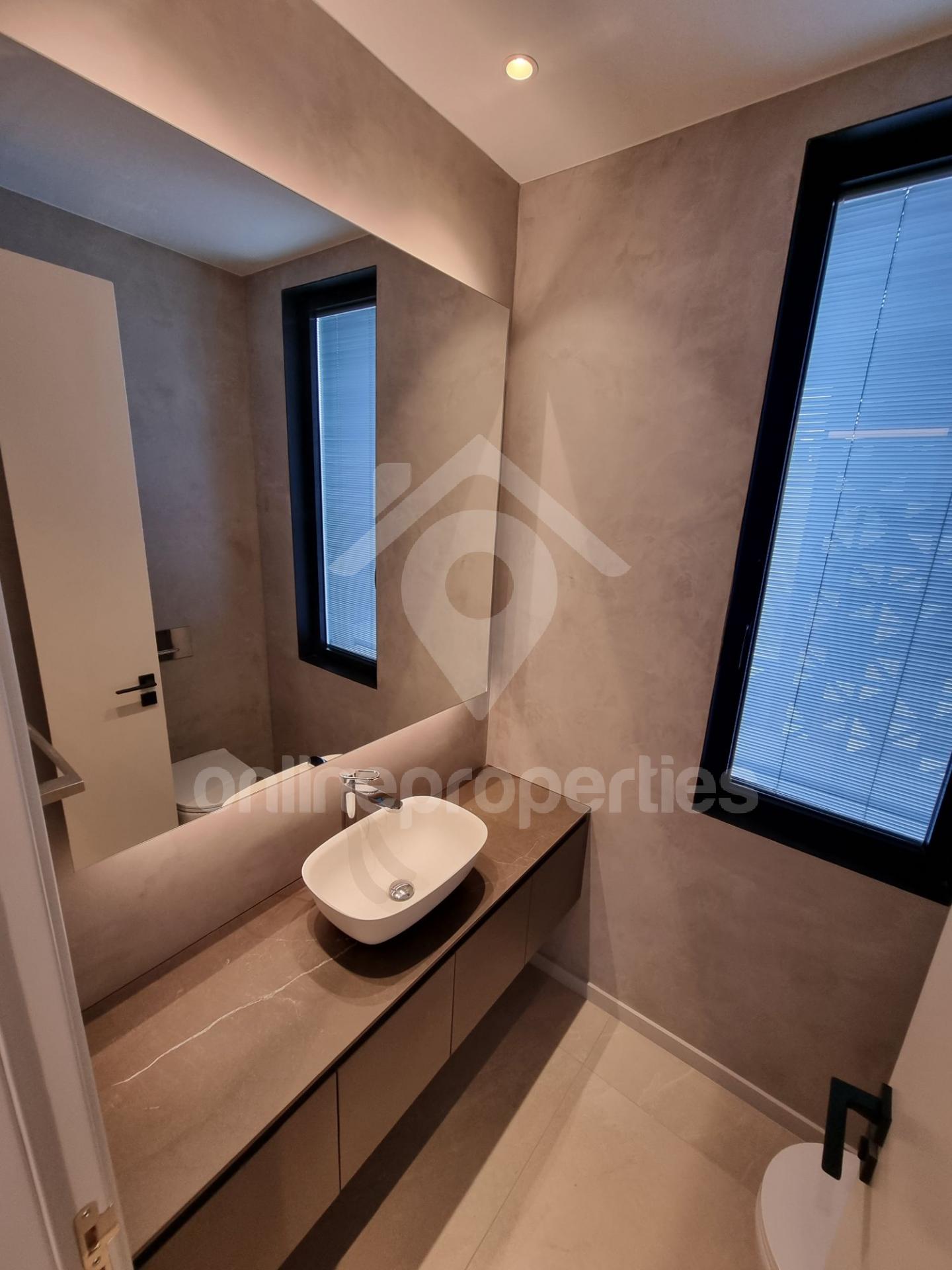 To change image, hover mouse over thumbnails below