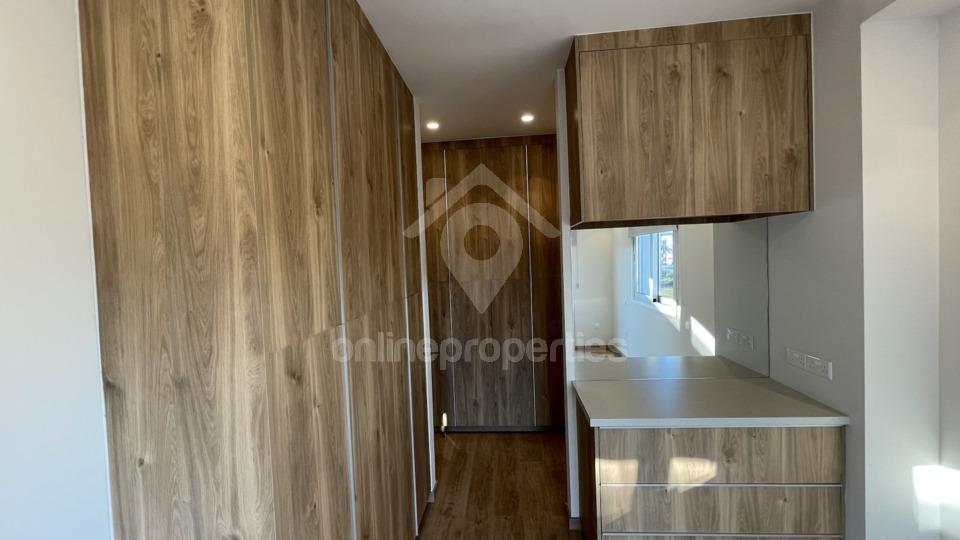 To change image, hover mouse over thumbnails below