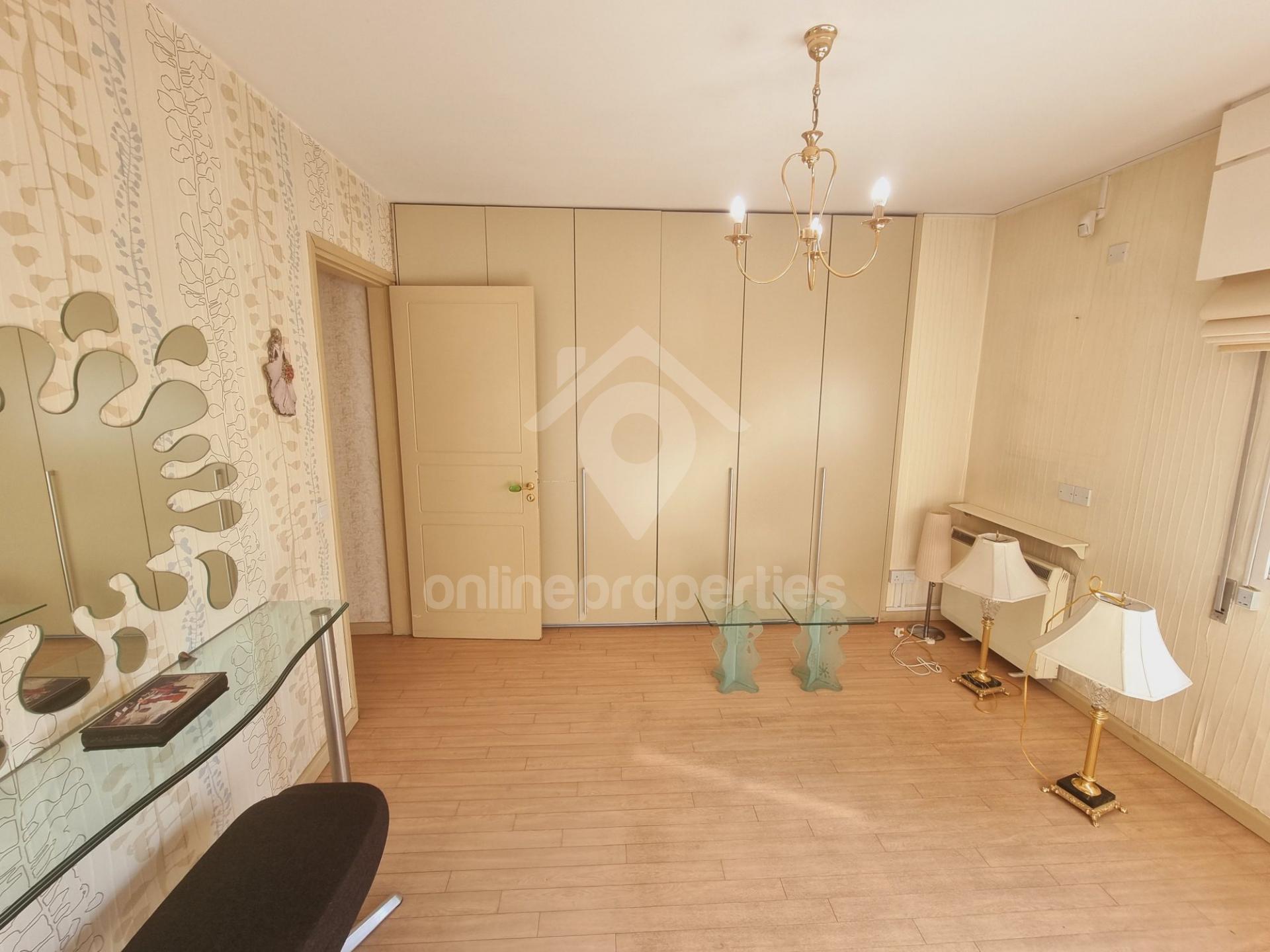 To change image, hover mouse over thumbnails below