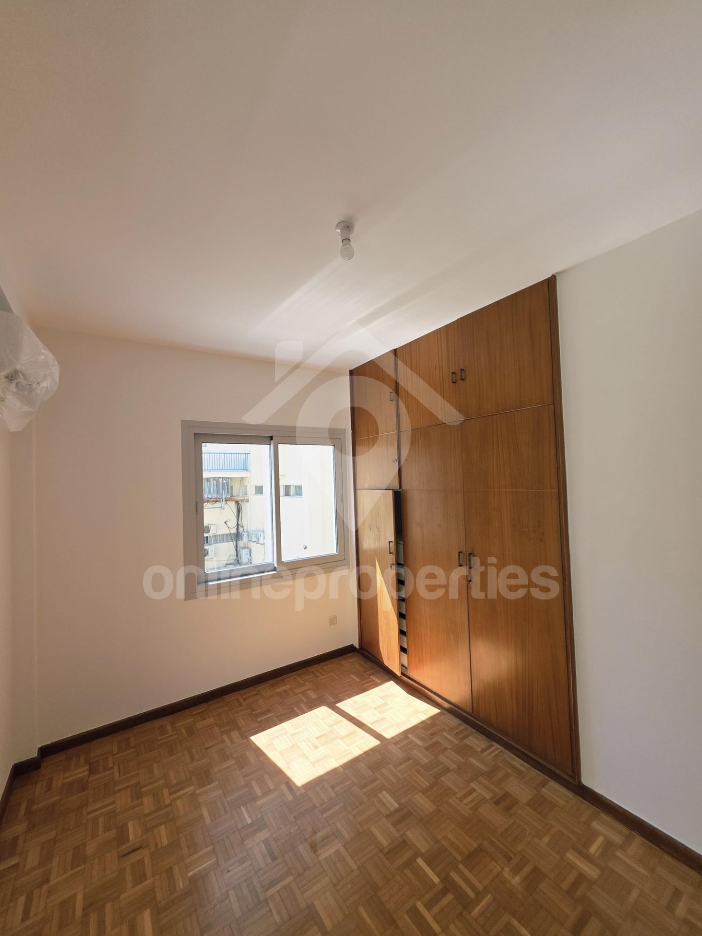 To change image, hover mouse over thumbnails below