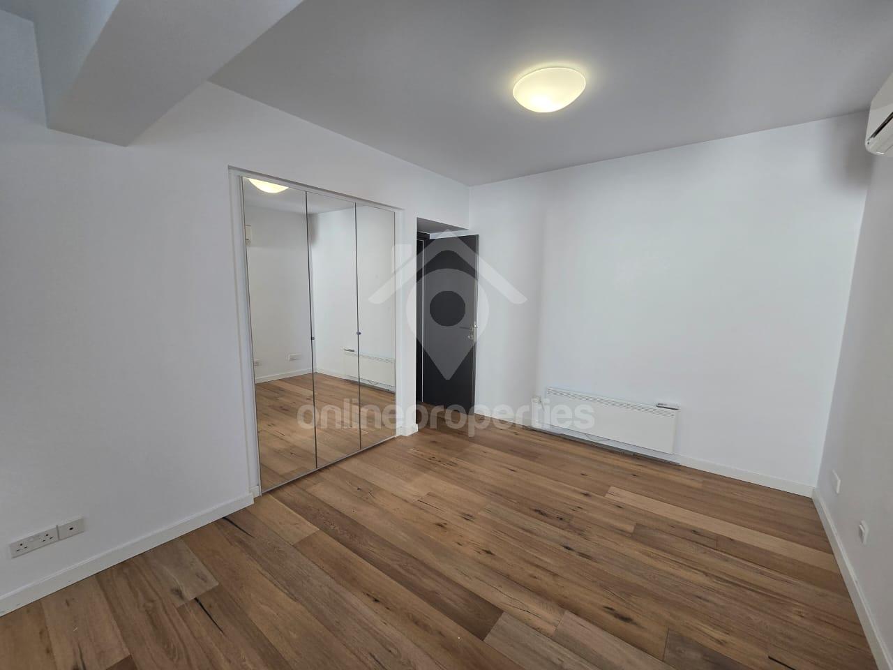 To change image, hover mouse over thumbnails below