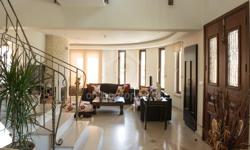 To change image, hover mouse over thumbnails below