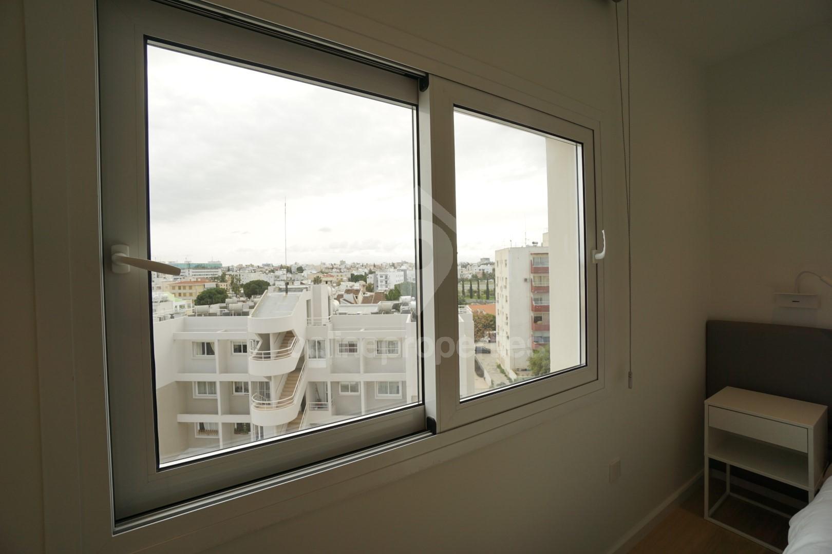 To change image, hover mouse over thumbnails below