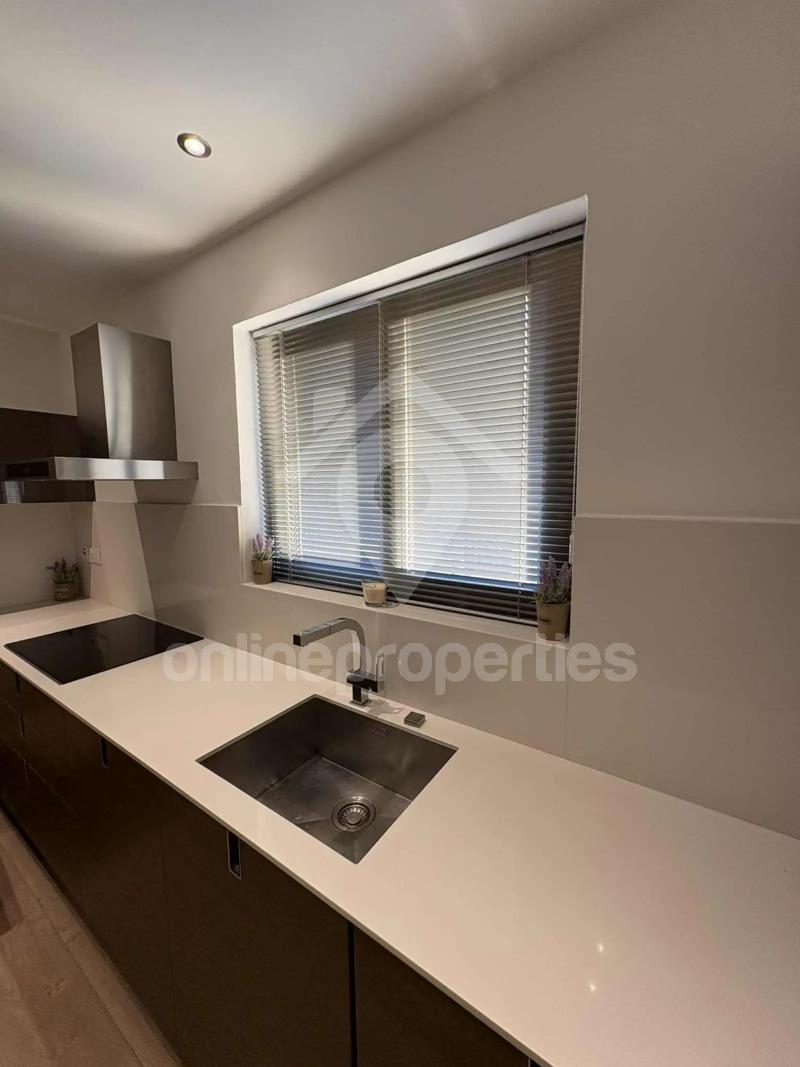 To change image, hover mouse over thumbnails below