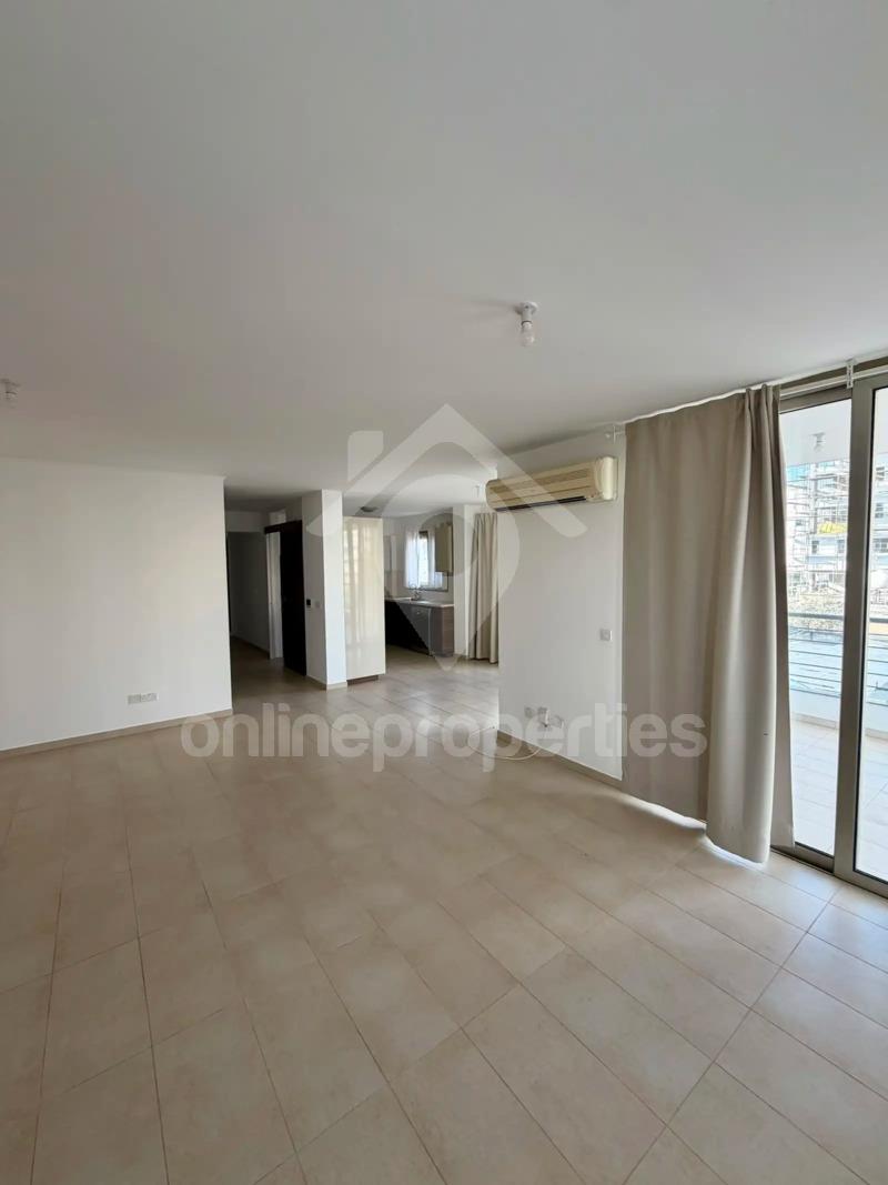 A beBautifully maintained 3-bedroom apartment on the 2nd floor of a small residential building with just four units (one on each floor)