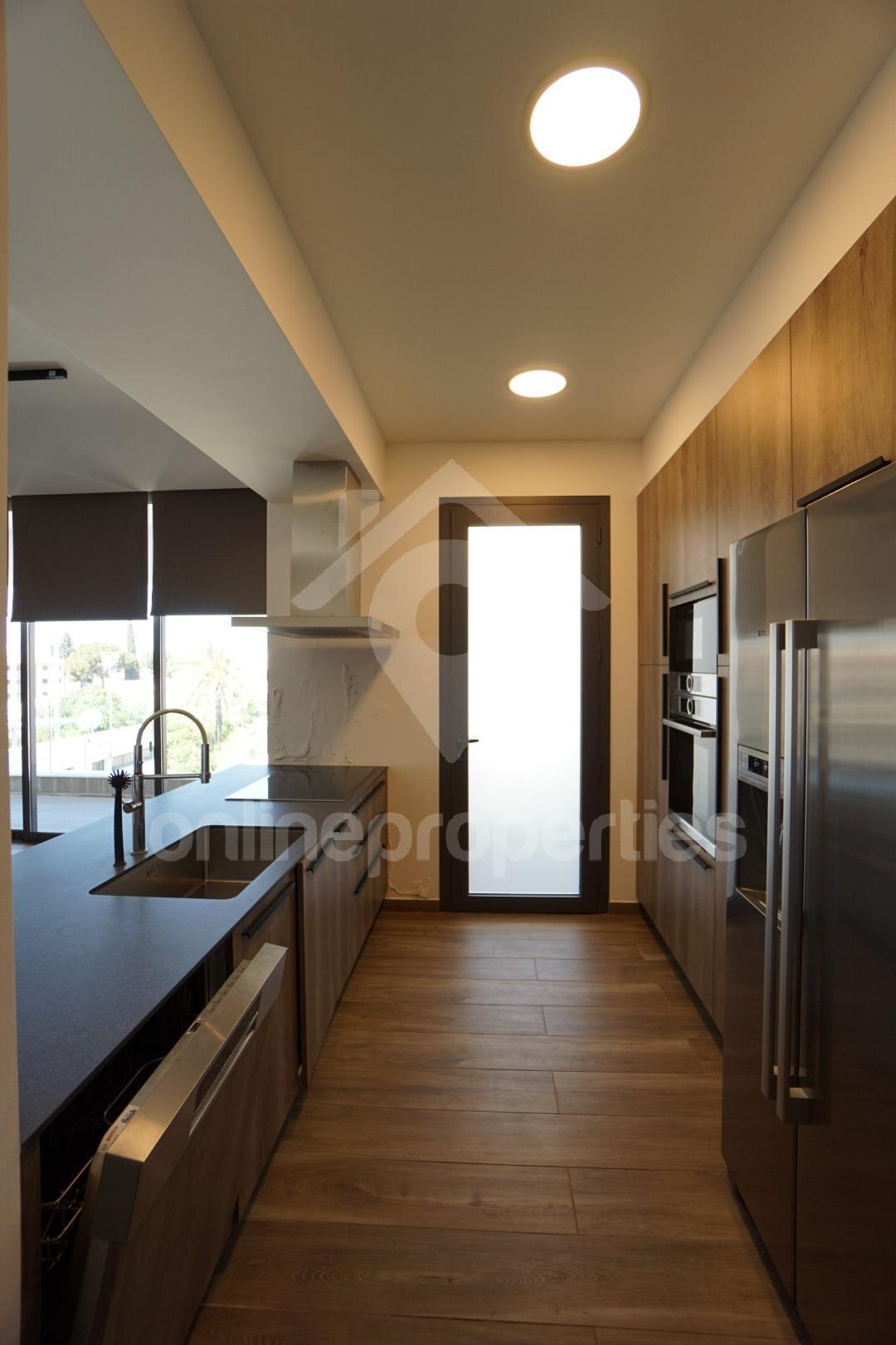 To change image, hover mouse over thumbnails below