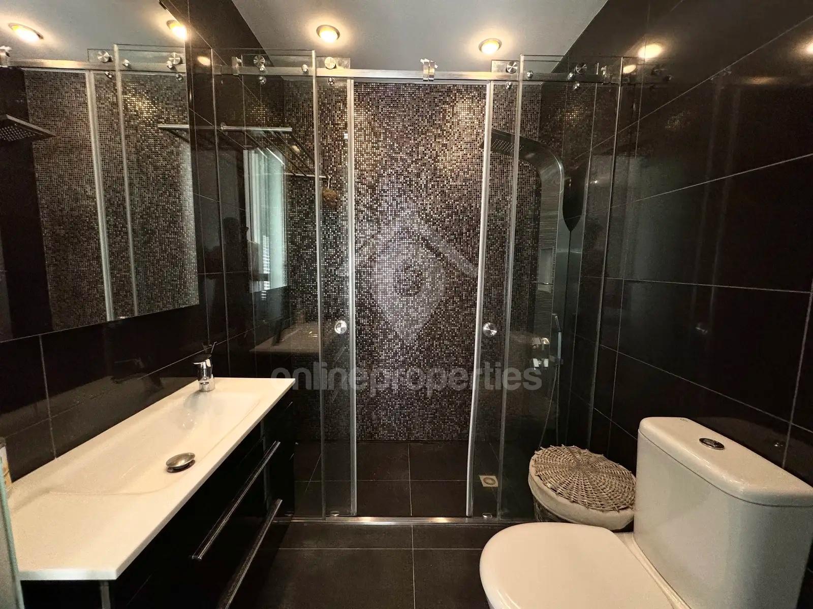 To change image, hover mouse over thumbnails below