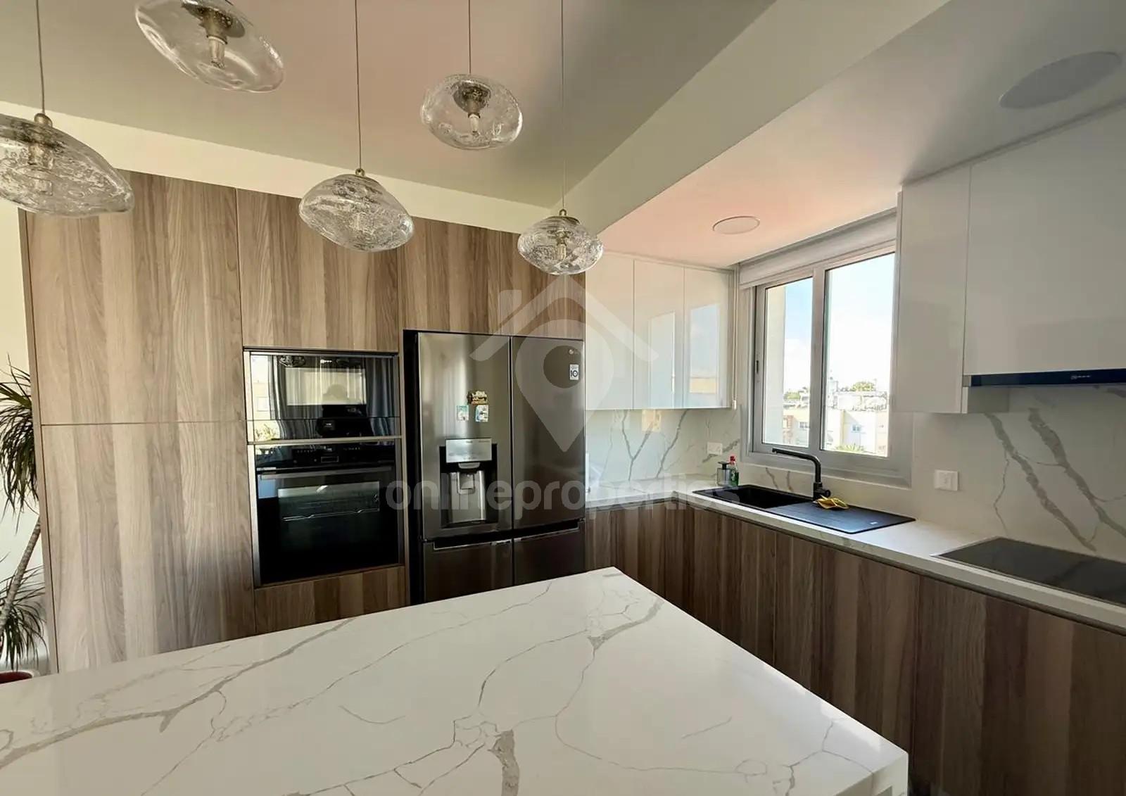 To change image, hover mouse over thumbnails below