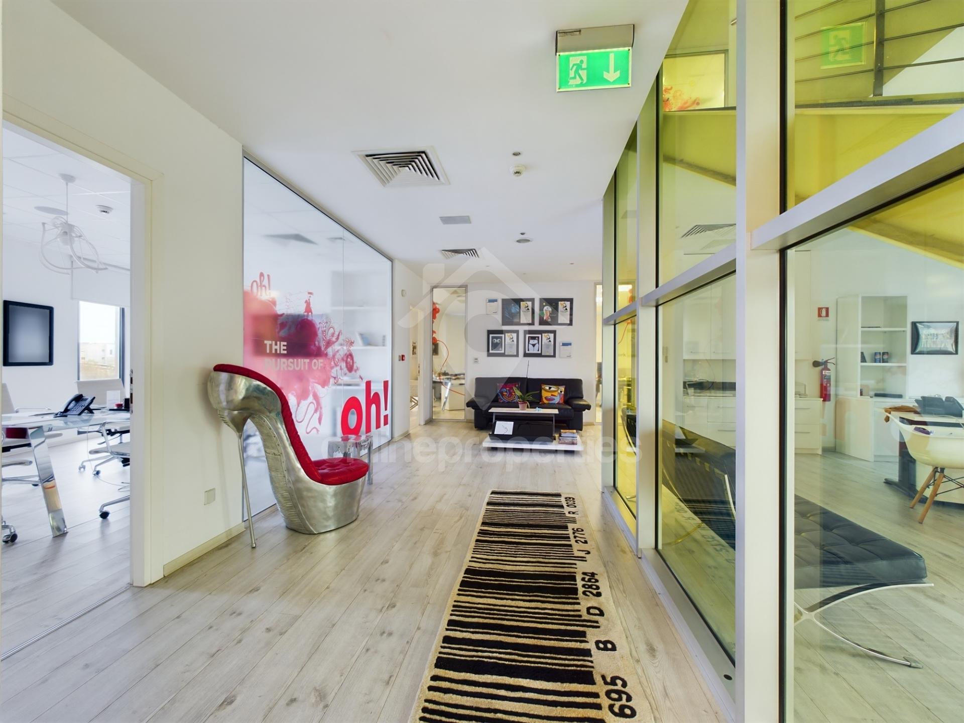 To change image, hover mouse over thumbnails below