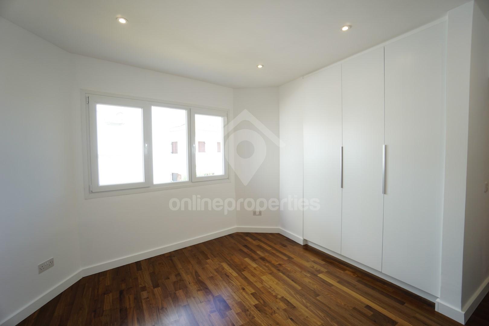 To change image, hover mouse over thumbnails below