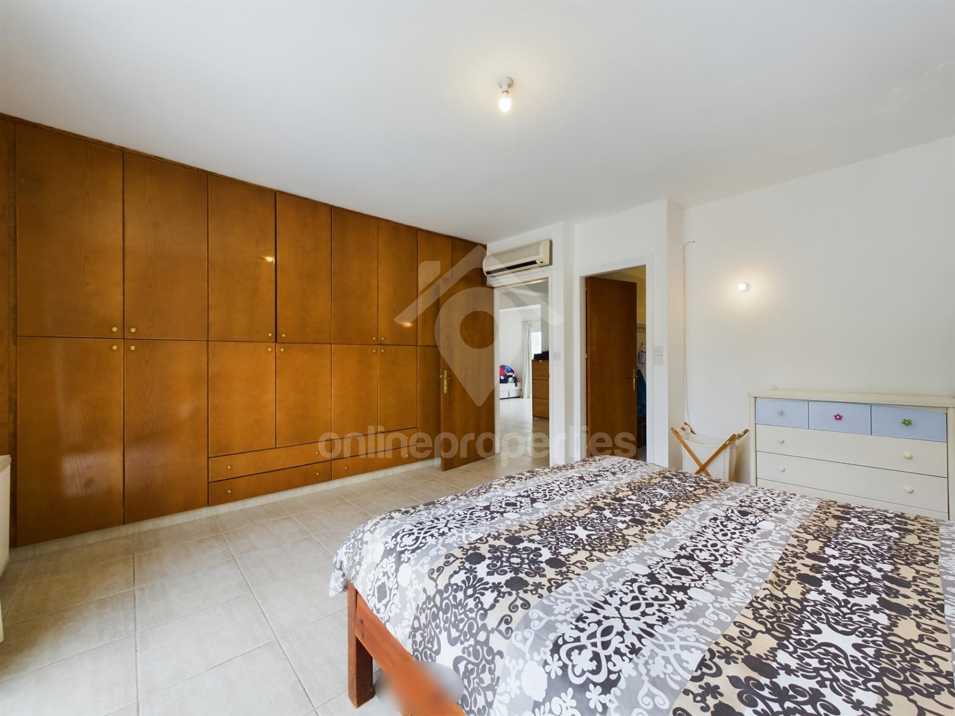 To change image, hover mouse over thumbnails below