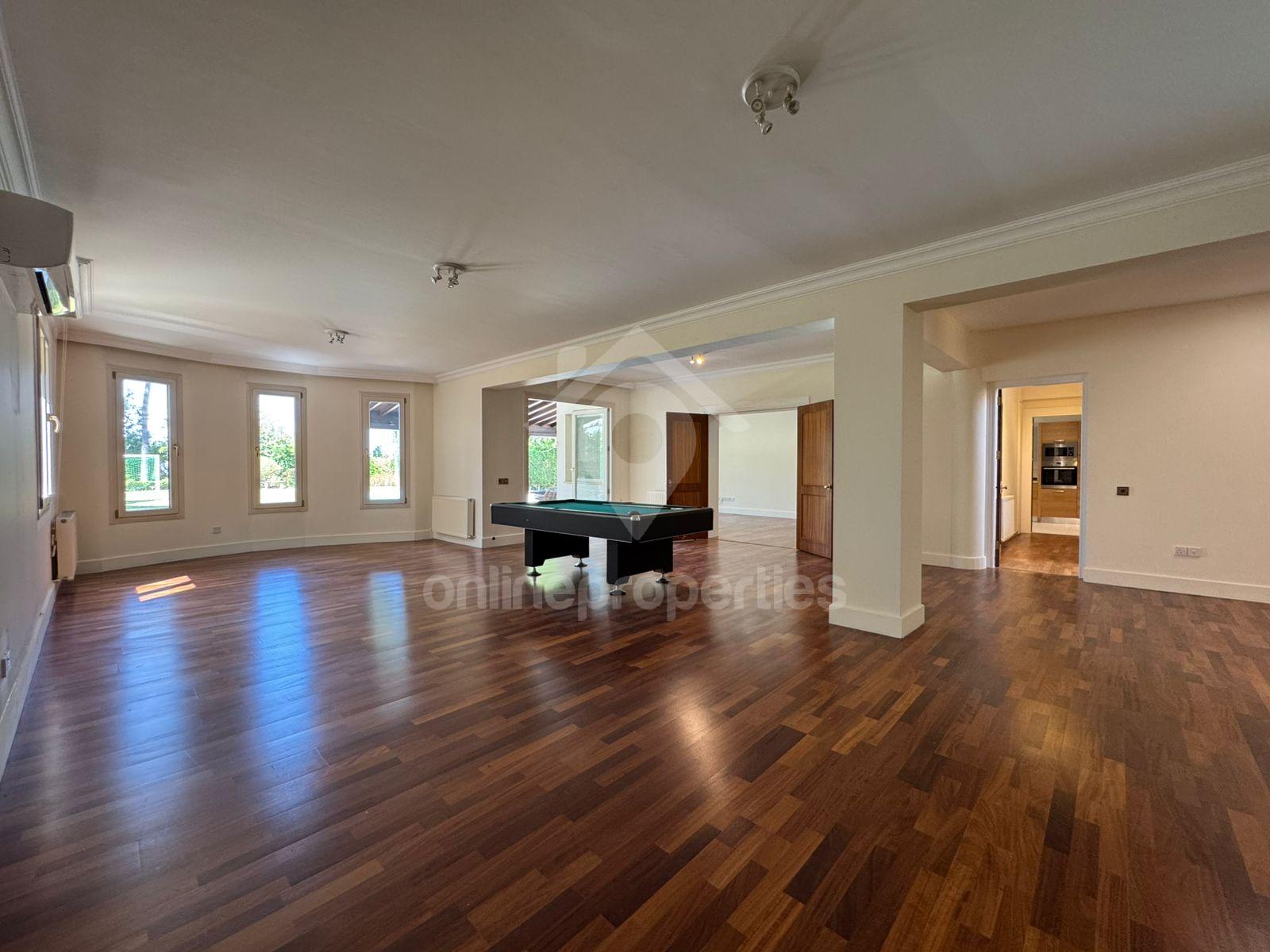 To change image, hover mouse over thumbnails below