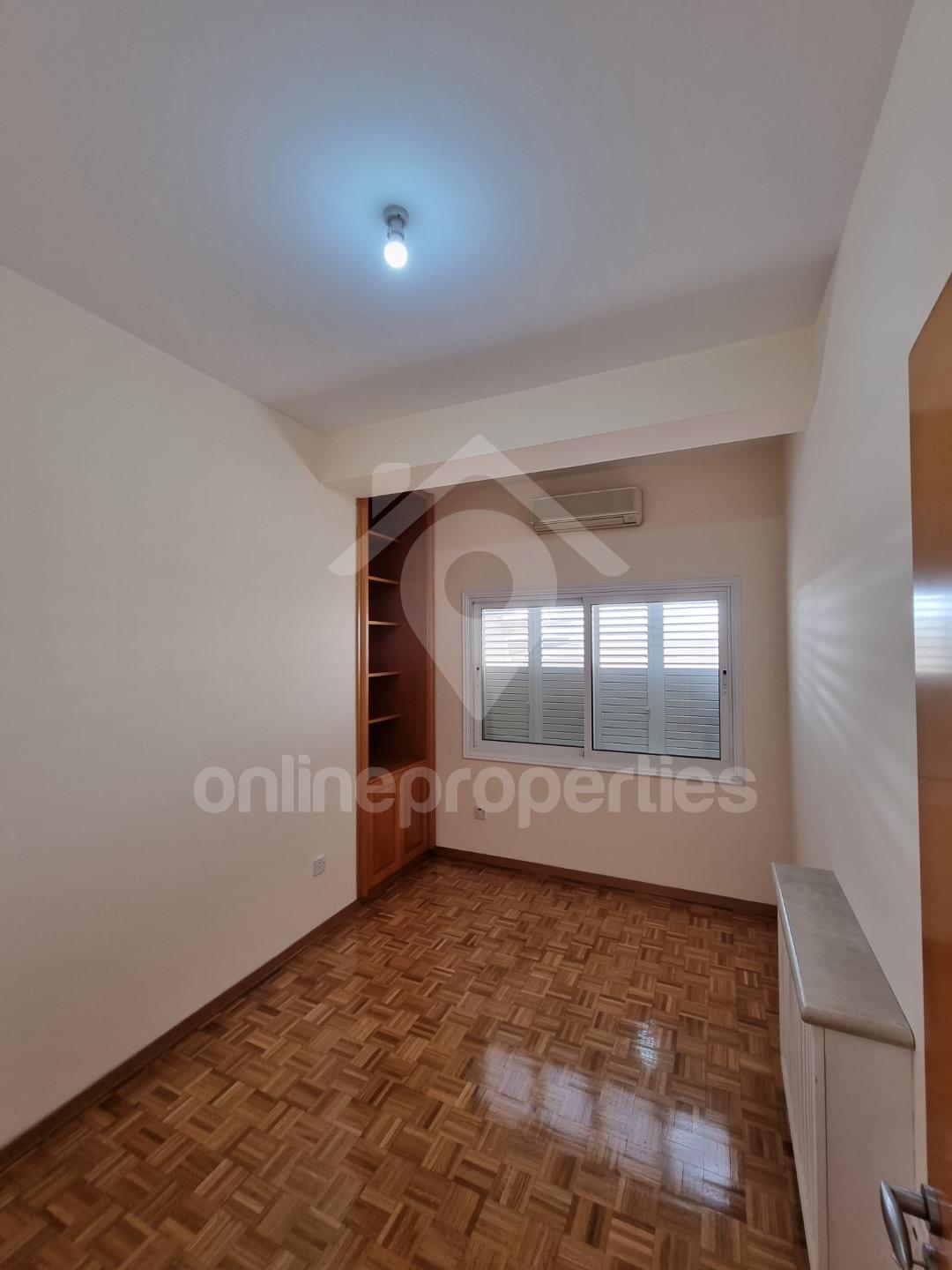 To change image, hover mouse over thumbnails below