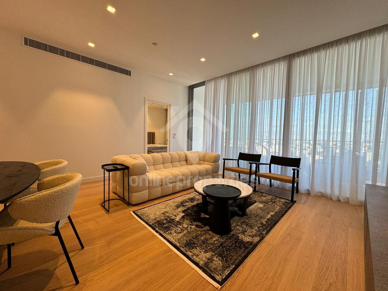 To change image, hover mouse over thumbnails below