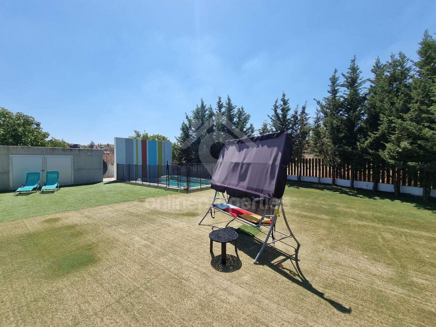 To change image, hover mouse over thumbnails below