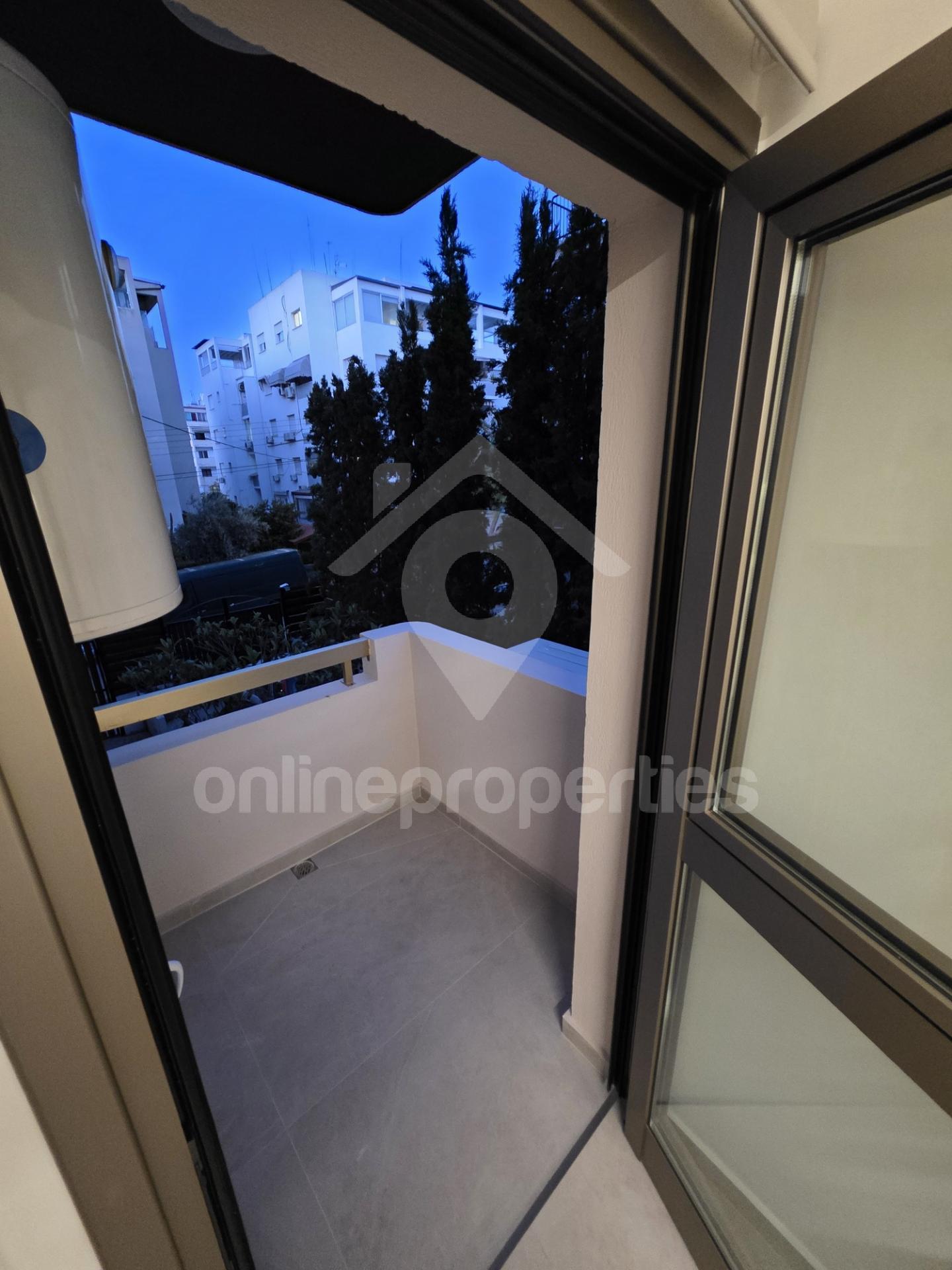 To change image, hover mouse over thumbnails below