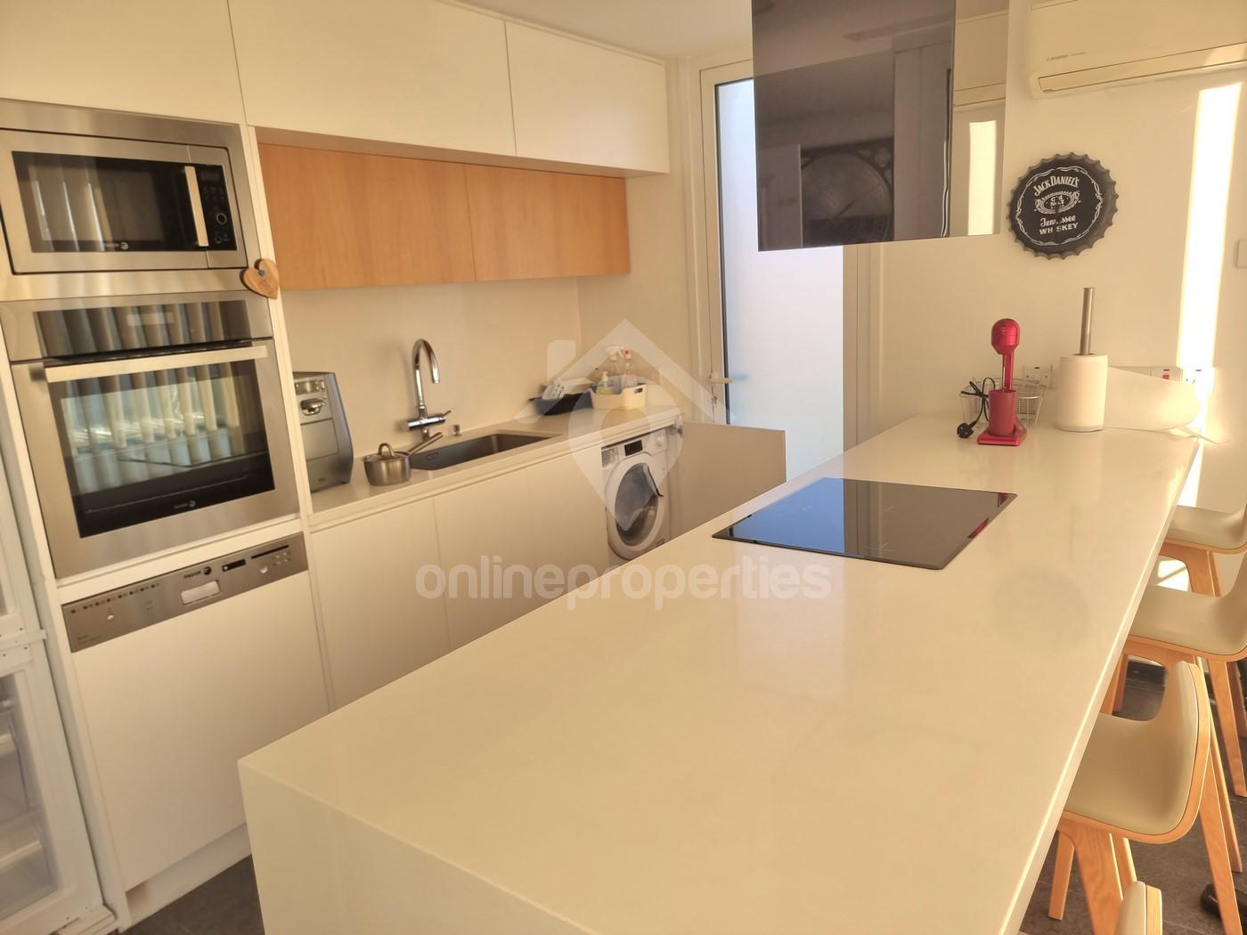 To change image, hover mouse over thumbnails below