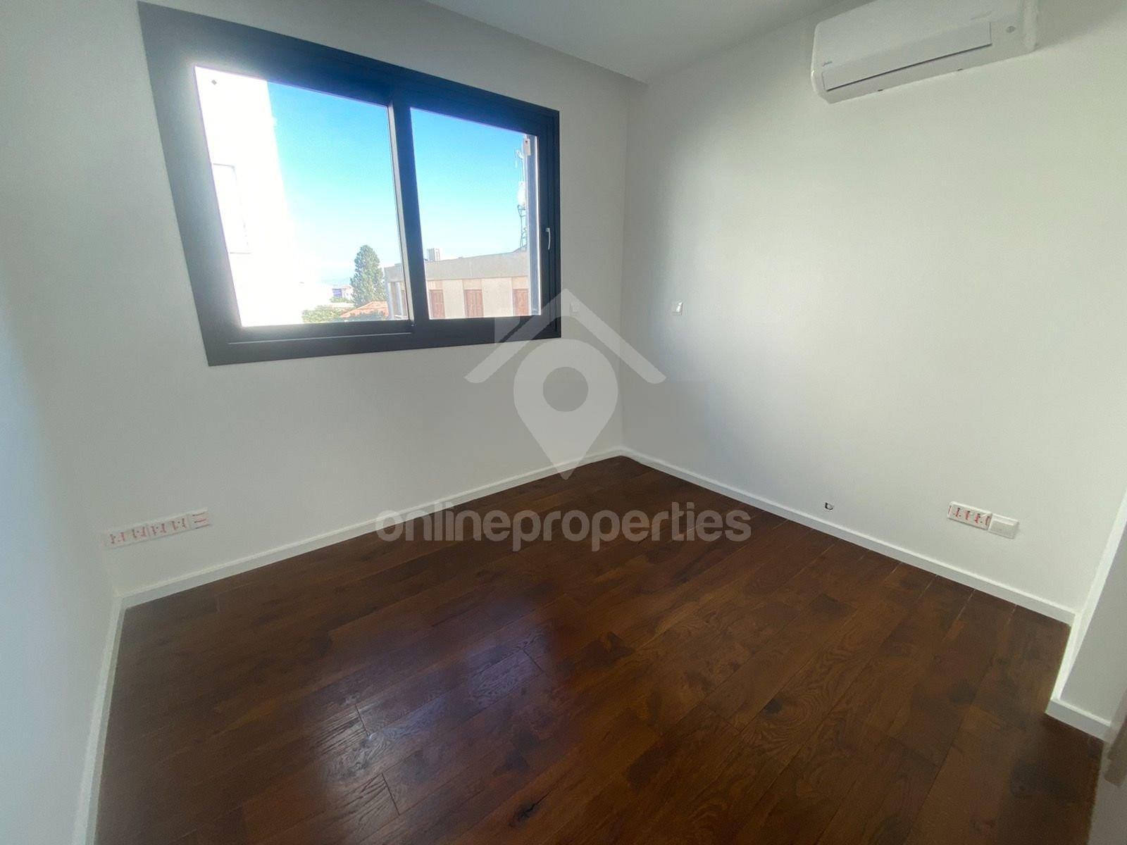 To change image, hover mouse over thumbnails below