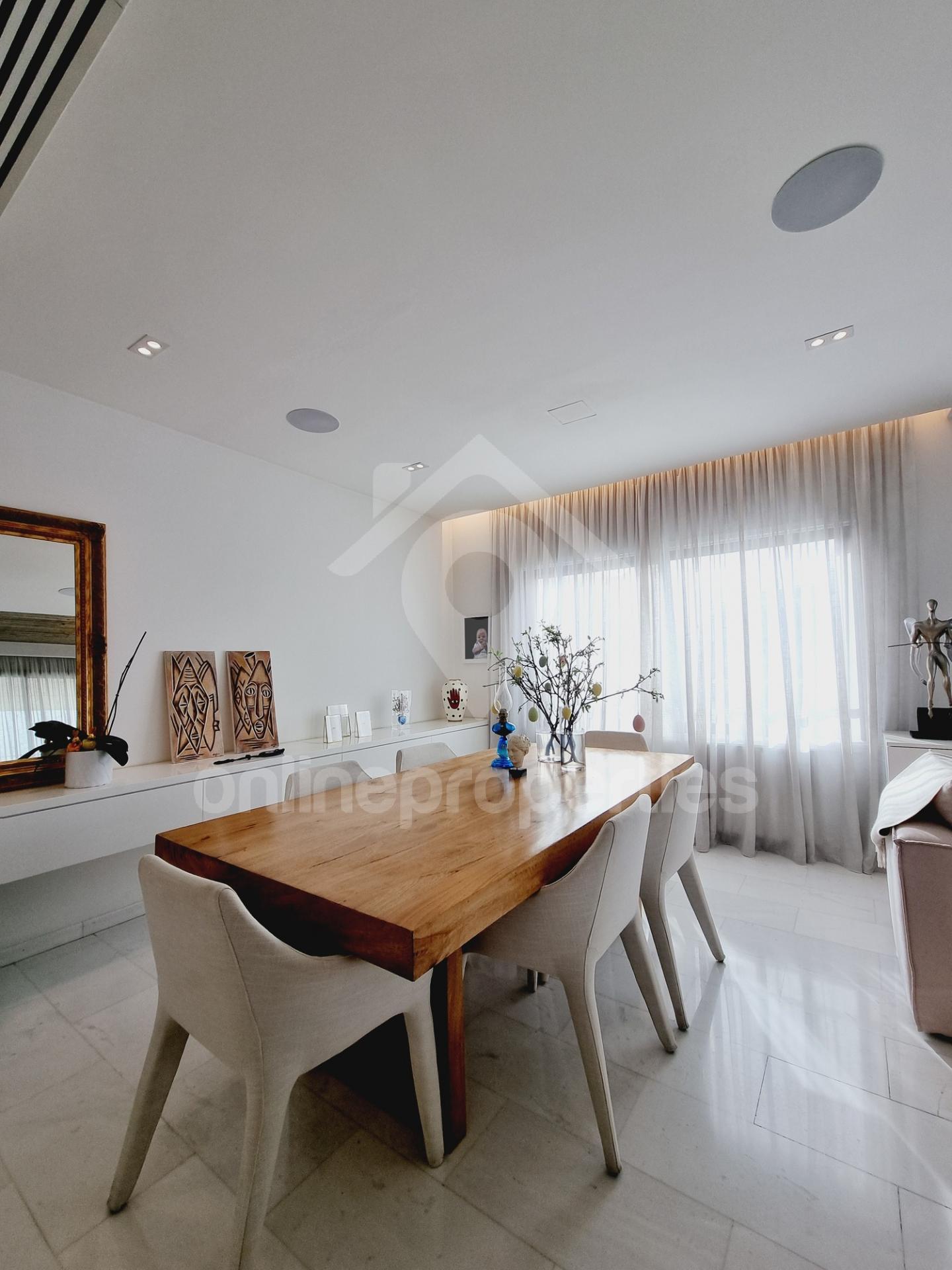 To change image, hover mouse over thumbnails below