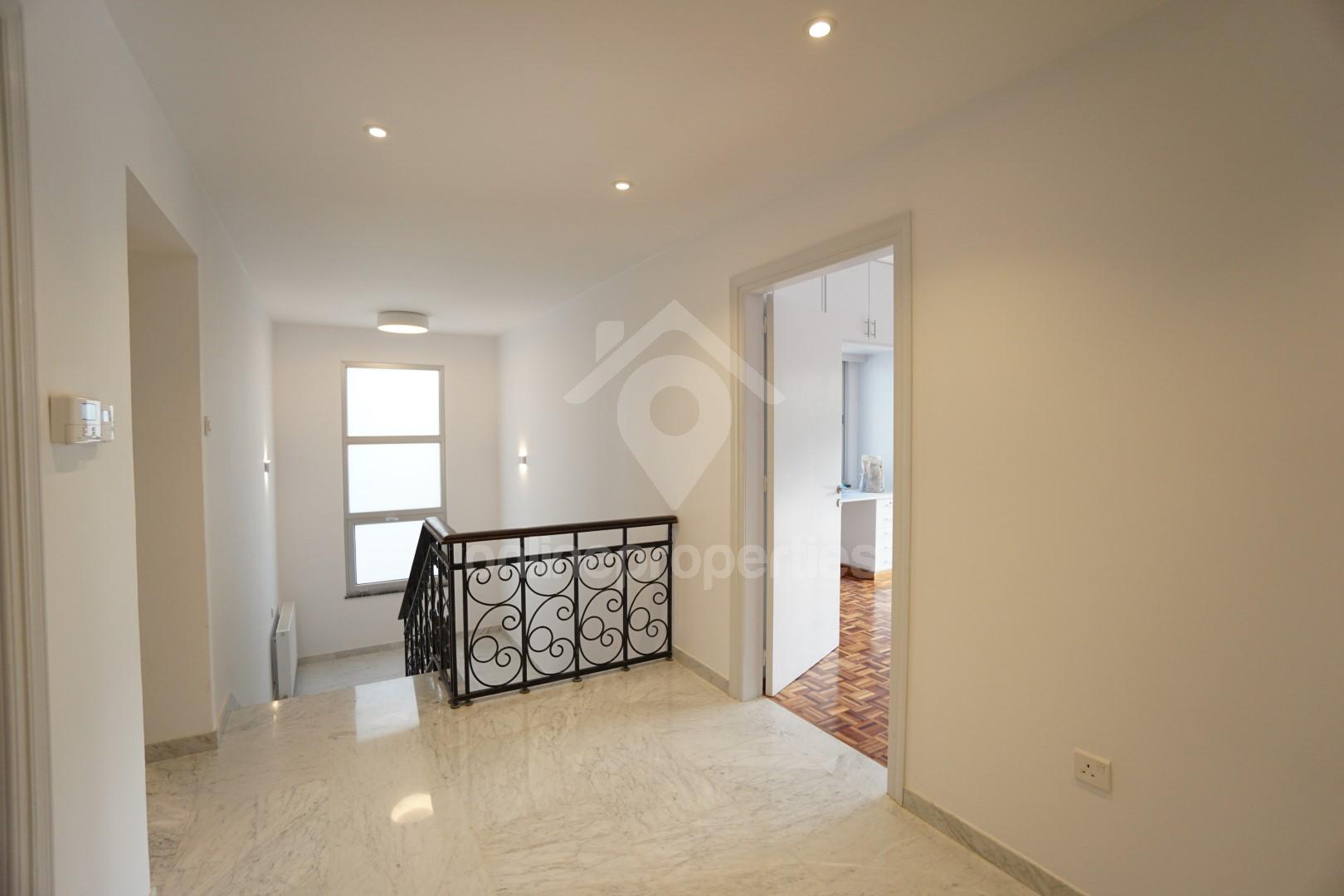 To change image, hover mouse over thumbnails below