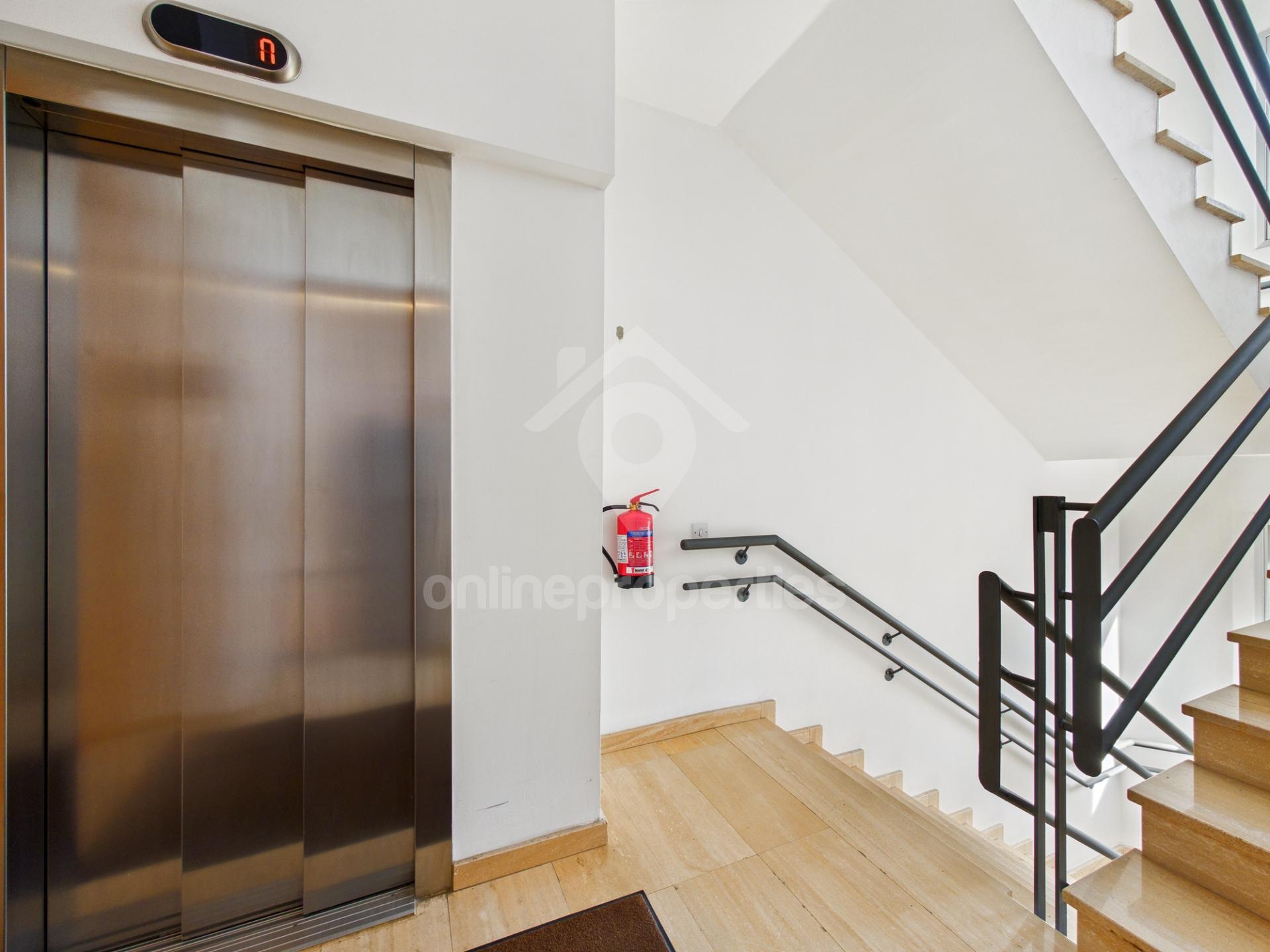 To change image, hover mouse over thumbnails below