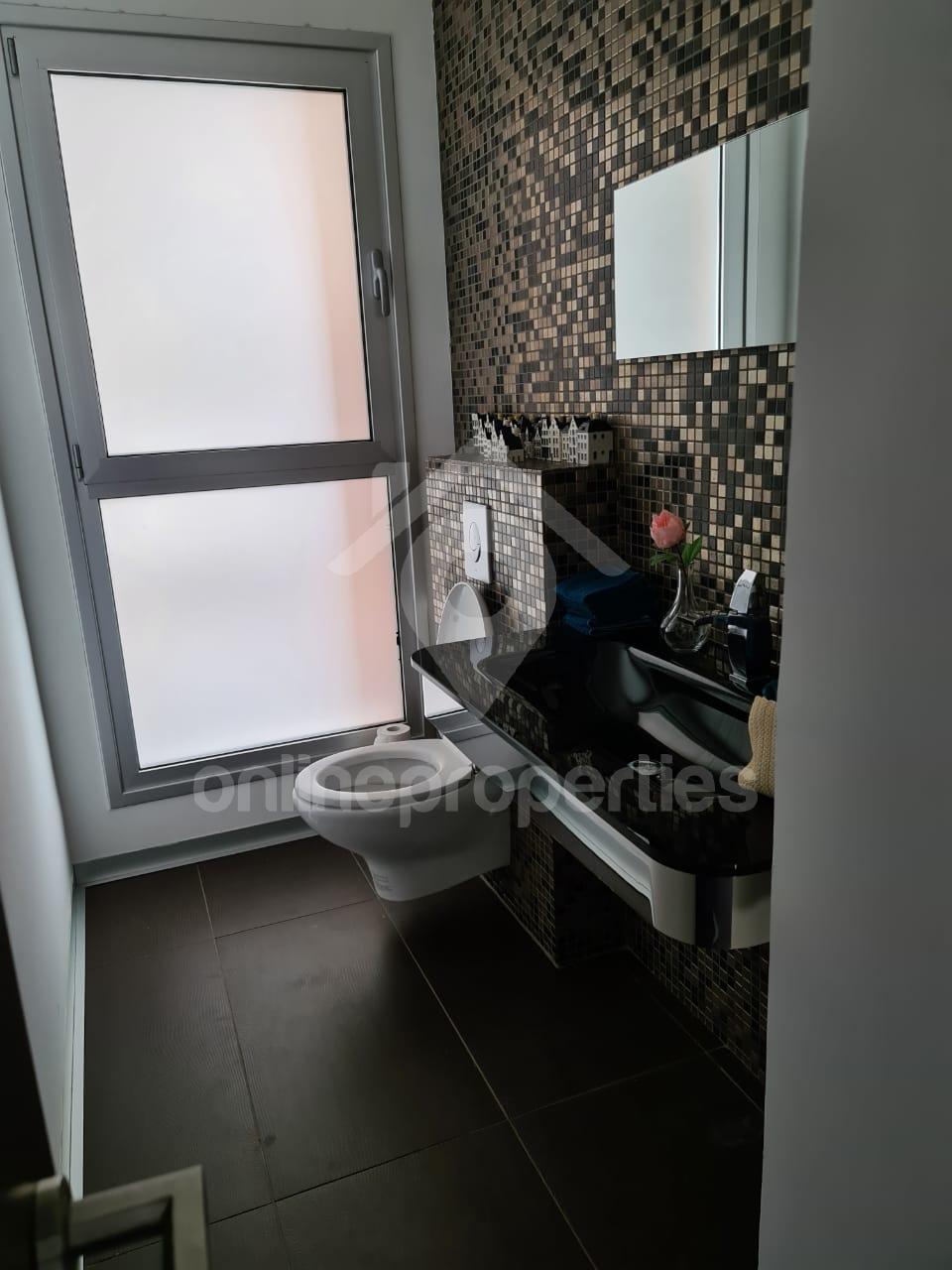 To change image, hover mouse over thumbnails below