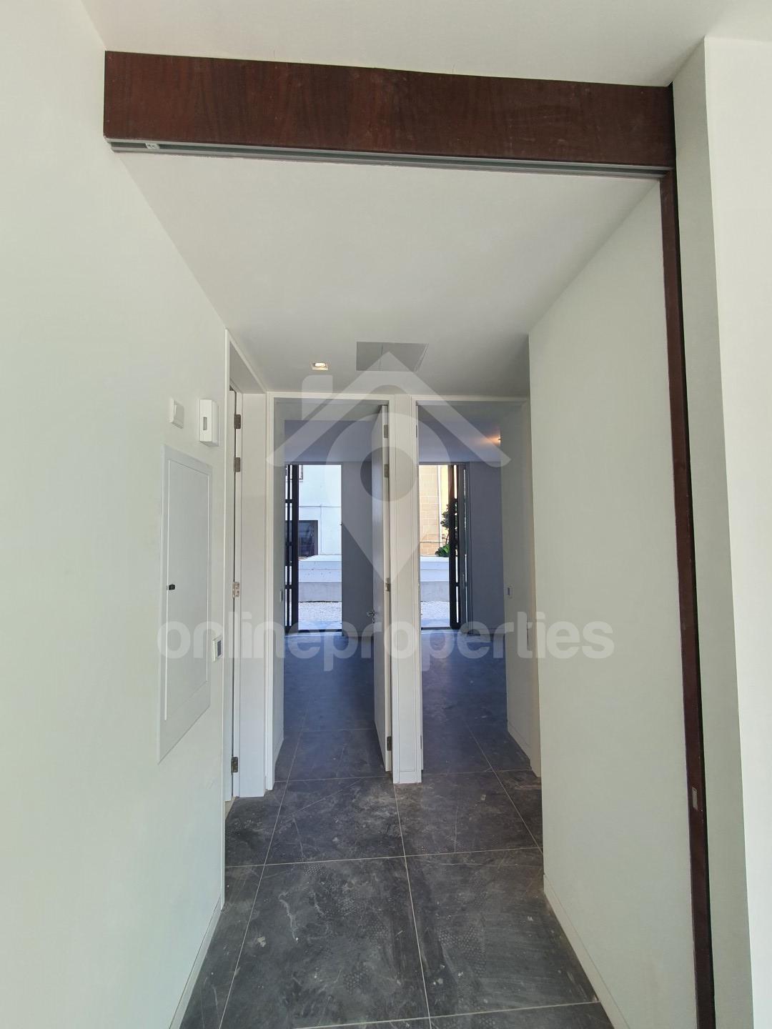 To change image, hover mouse over thumbnails below