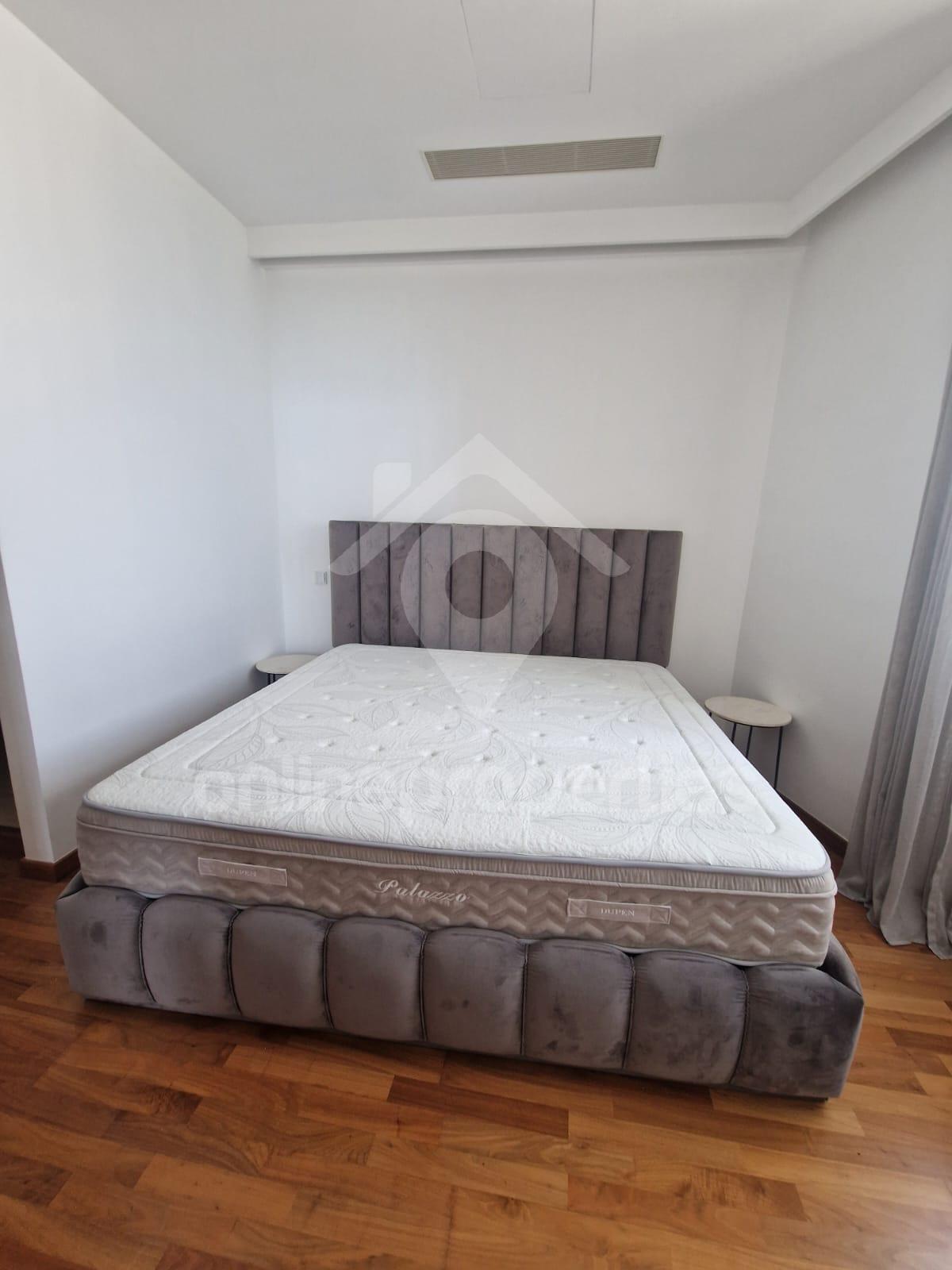 To change image, hover mouse over thumbnails below