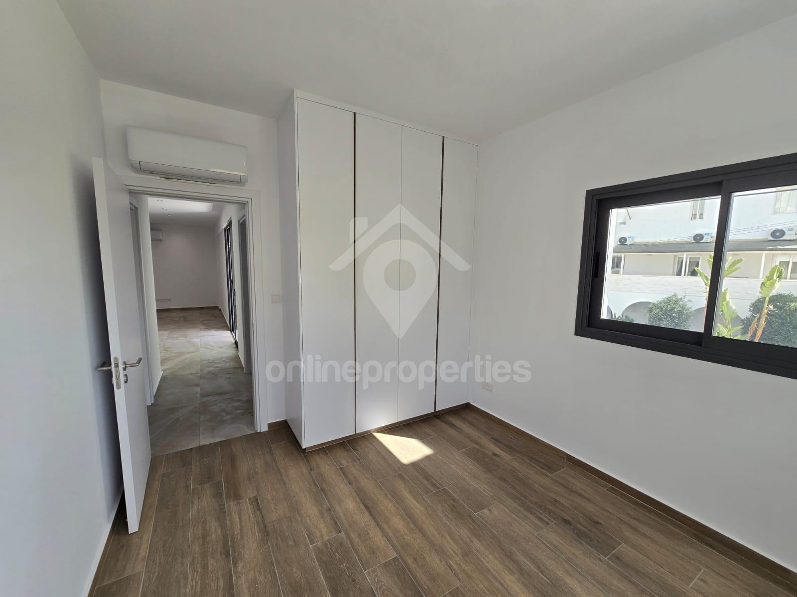 To change image, hover mouse over thumbnails below