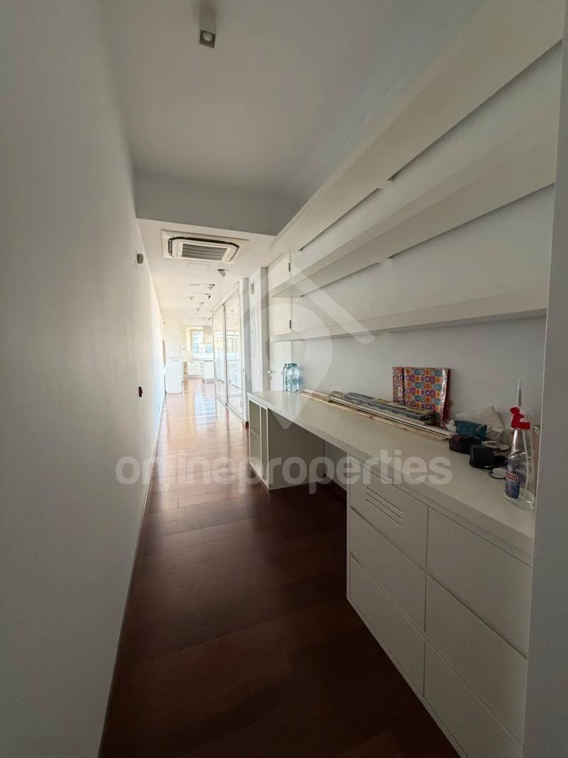 To change image, hover mouse over thumbnails below