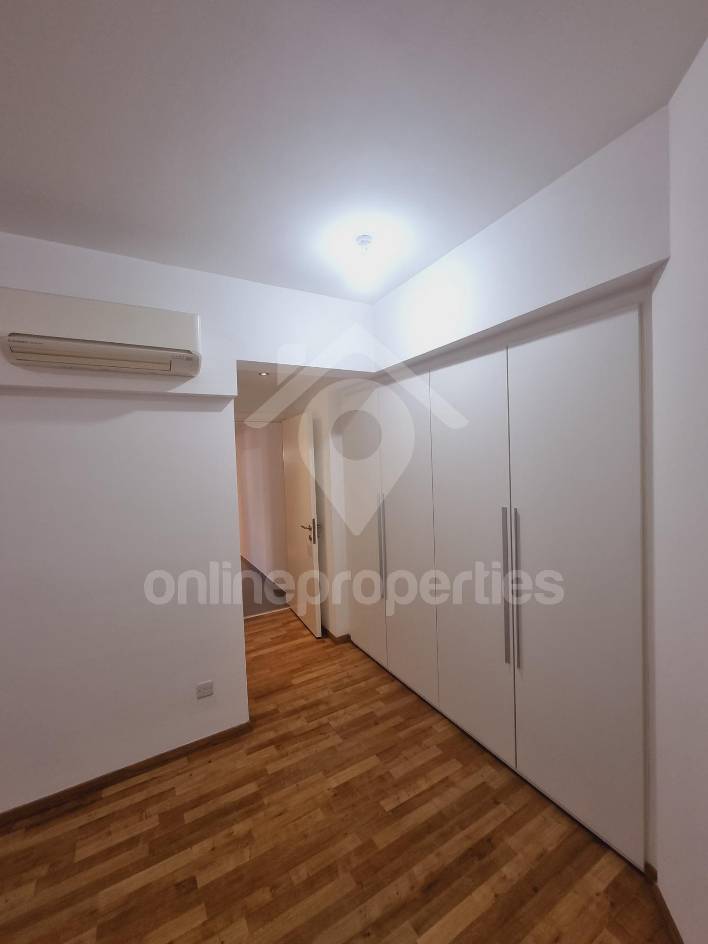 To change image, hover mouse over thumbnails below