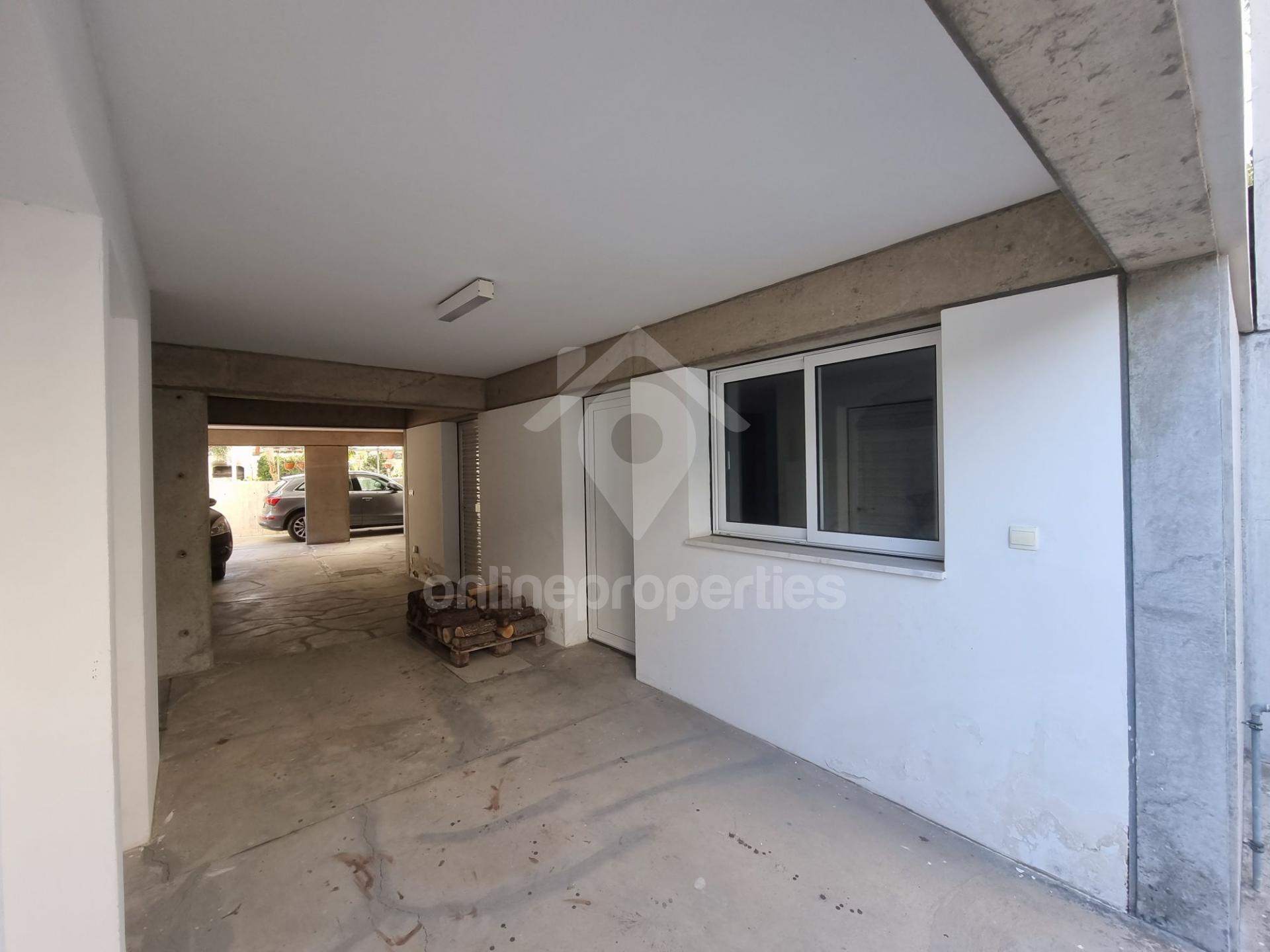 To change image, hover mouse over thumbnails below