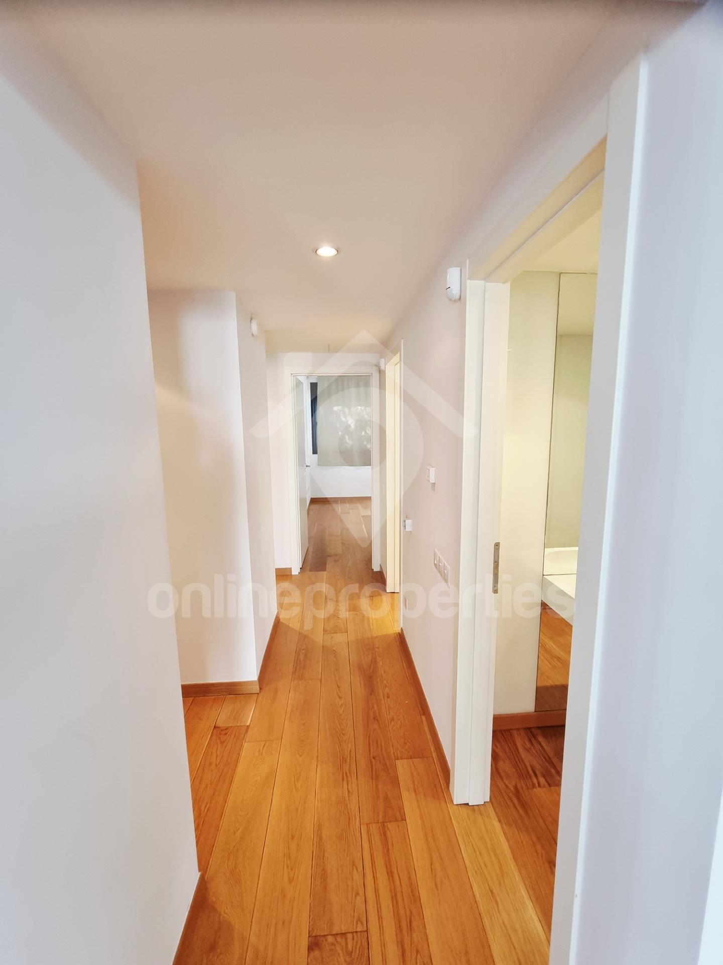 To change image, hover mouse over thumbnails below