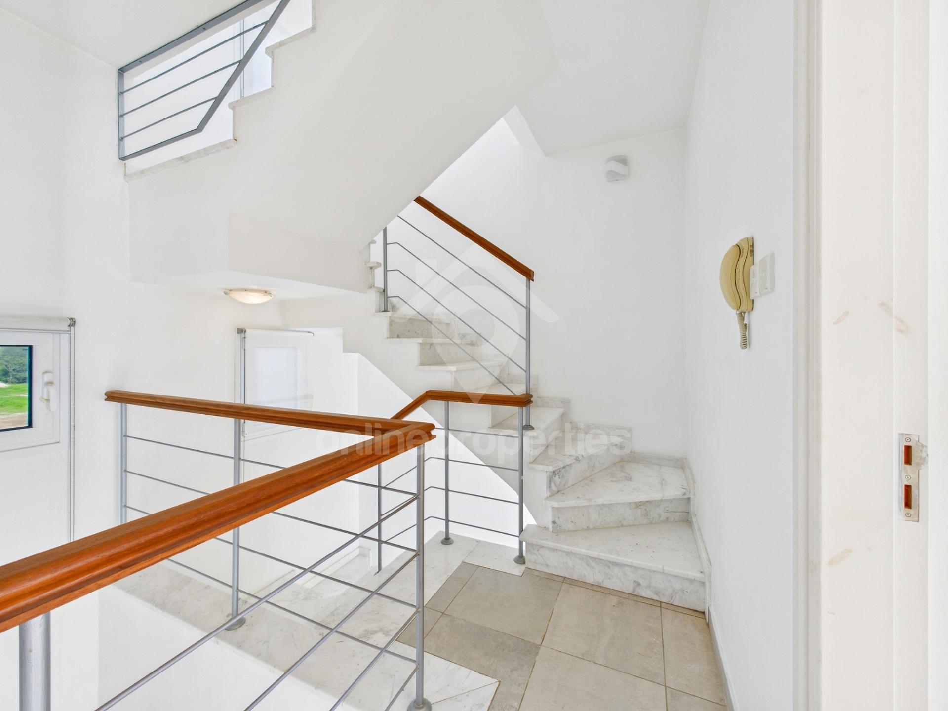 To change image, hover mouse over thumbnails below