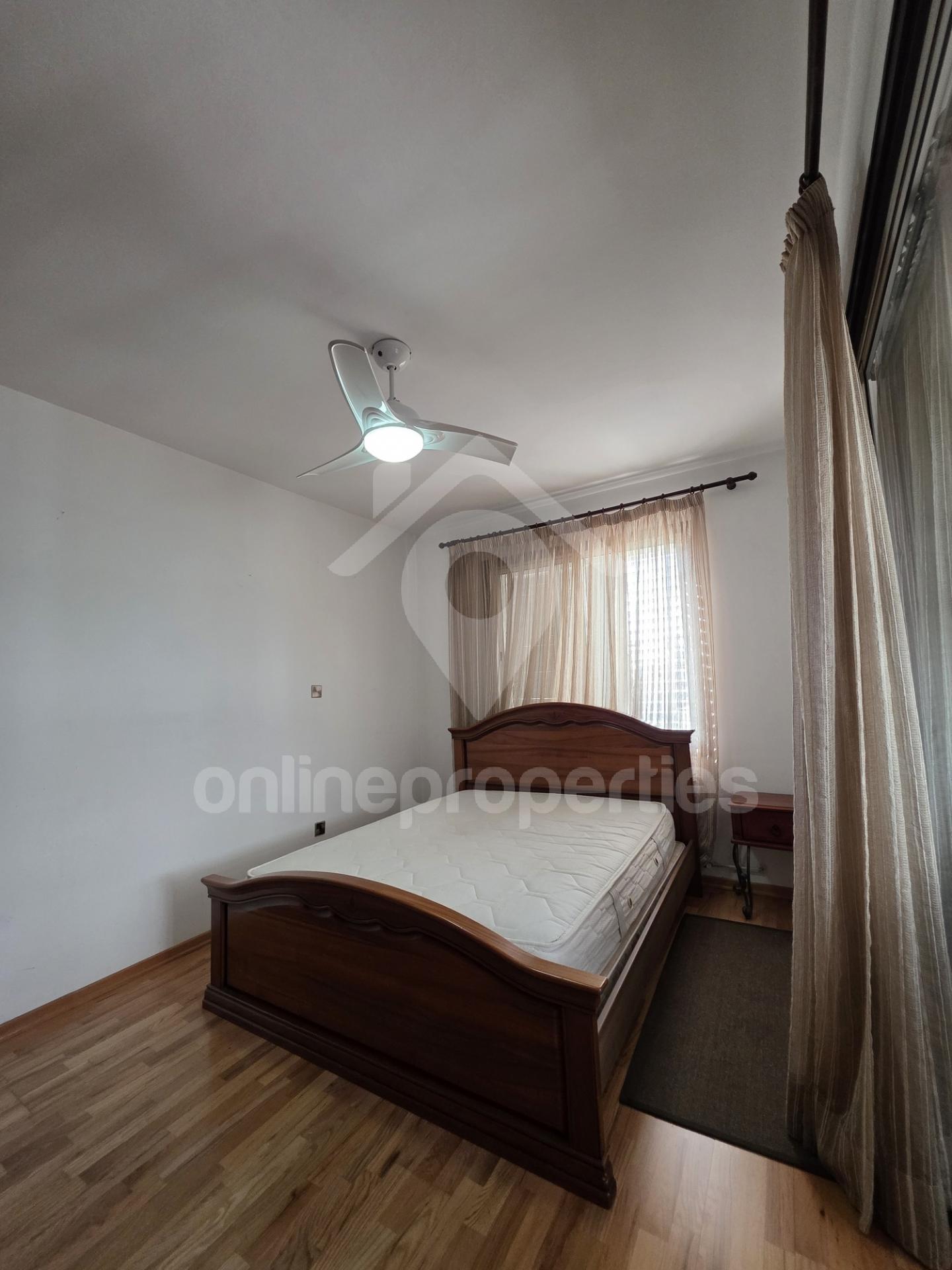 To change image, hover mouse over thumbnails below