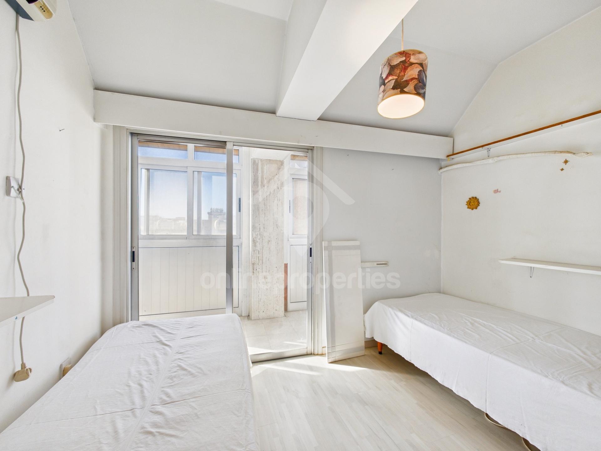 To change image, hover mouse over thumbnails below