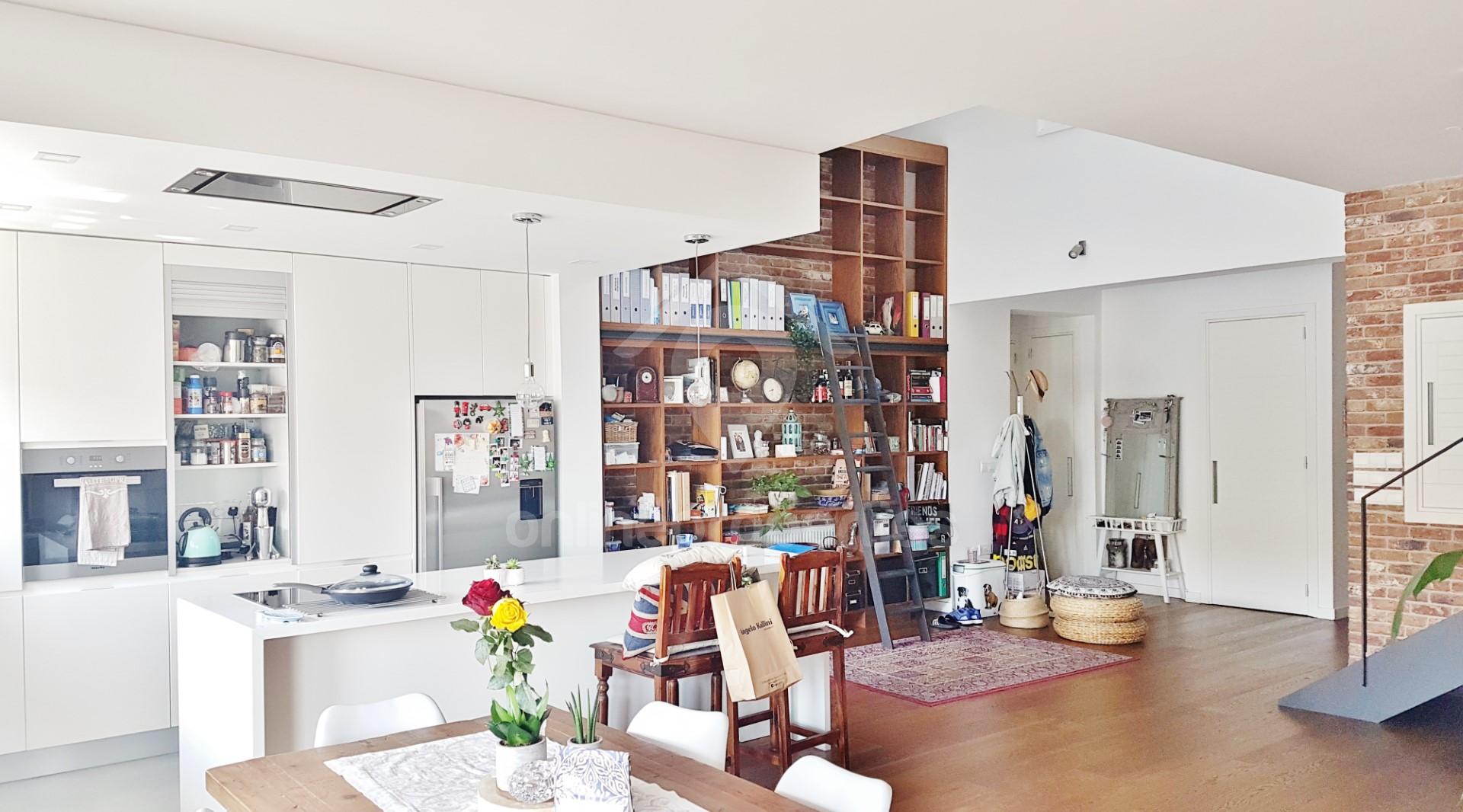 To change image, hover mouse over thumbnails below