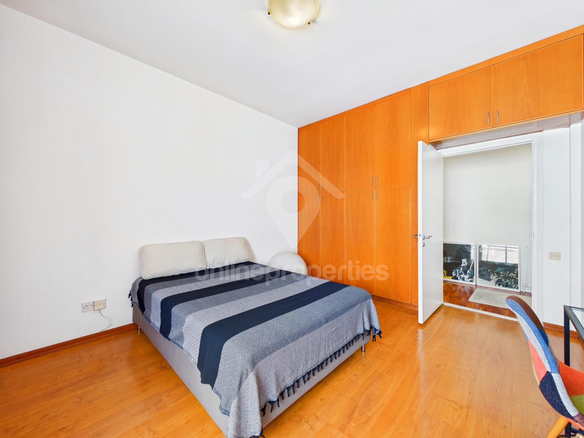 To change image, hover mouse over thumbnails below