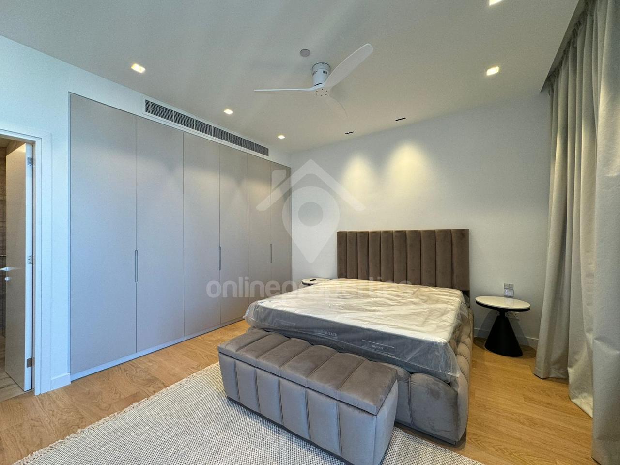 To change image, hover mouse over thumbnails below