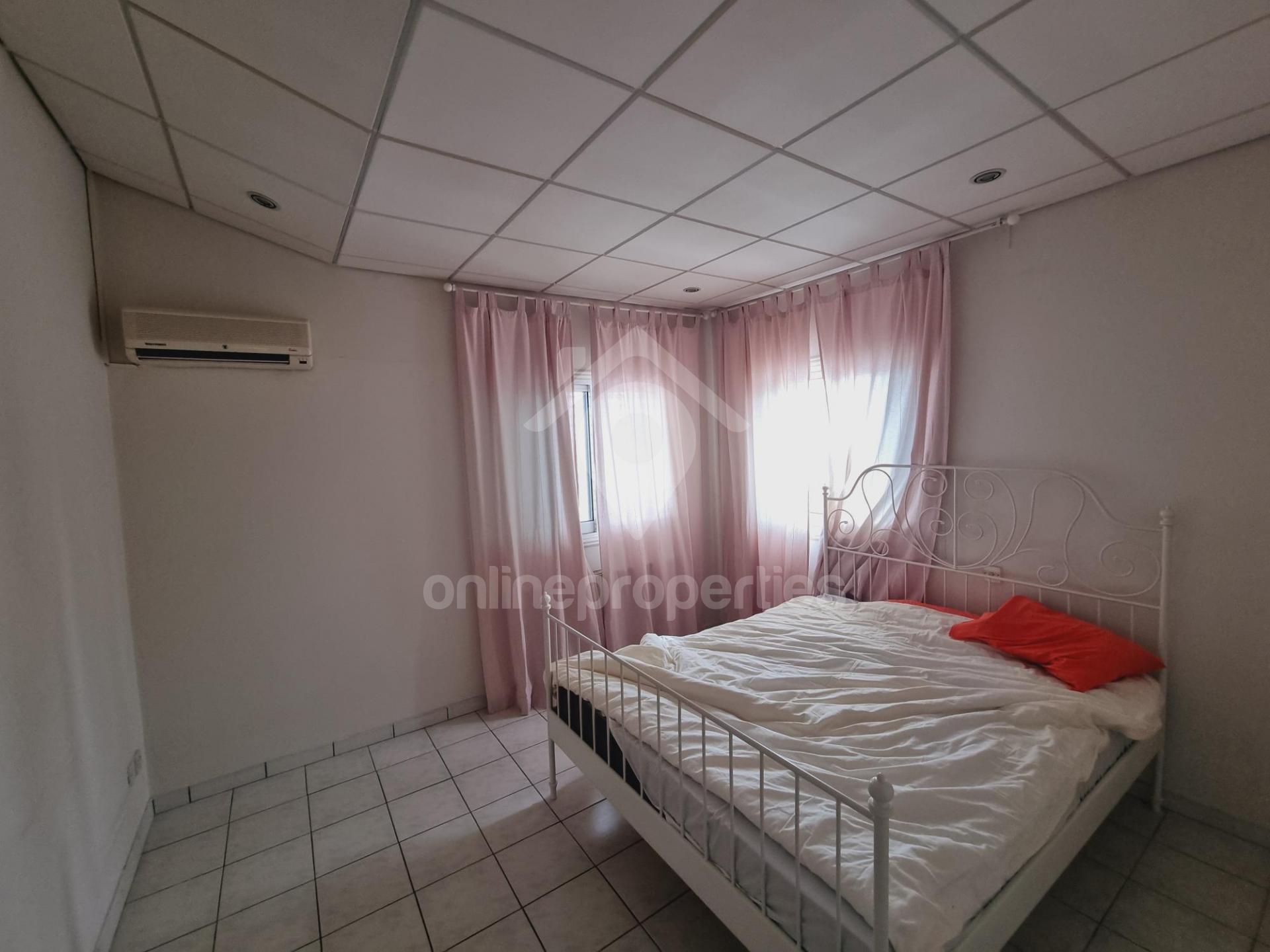 To change image, hover mouse over thumbnails below