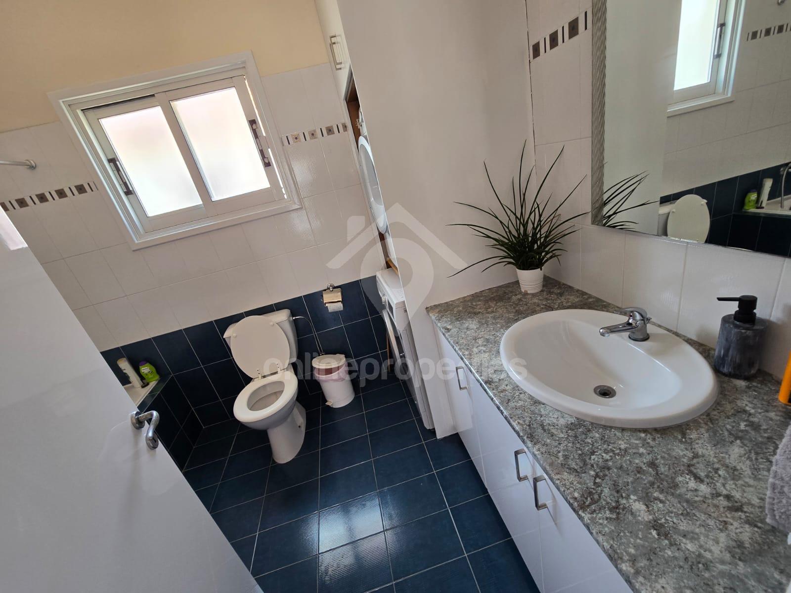 To change image, hover mouse over thumbnails below