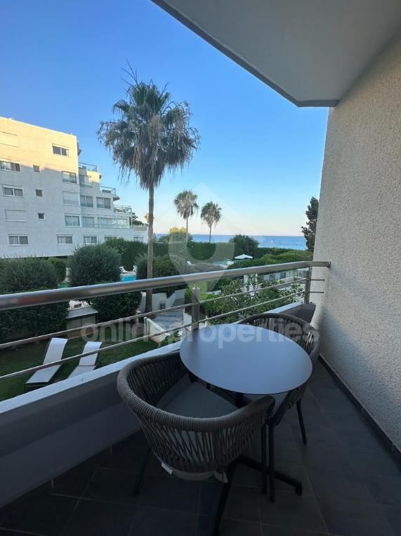 To change image, hover mouse over thumbnails below