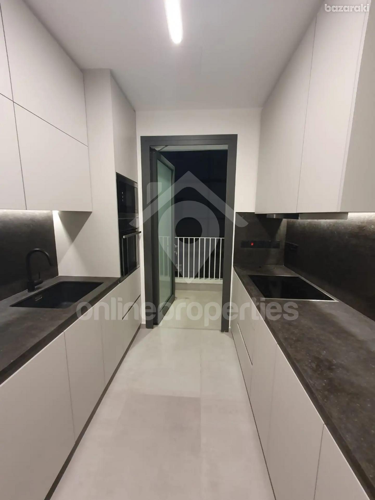 To change image, hover mouse over thumbnails below